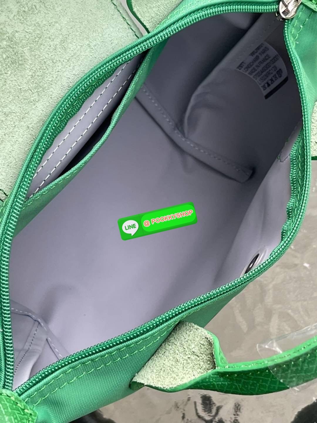 Longchamp x André XS Le Pliage Top Handle Bag พบกับคอลเลคชั่นสุดพิเศษจากลองฌองป์ ‘Longchamp & André’ ที่มีศิลปินกราฟิตี้ชื่อดัง อังเดร ซาไรวา (Mr. André Saraiva) เจ้าของคาเรคเตอร์การ์ตูนสุดร่าเริงอย่าง ‘มิสเตอร์เอ (Mr. A)’ มาร่วมออกแบบกระเป๋าคอลเลคชั่นพิเ