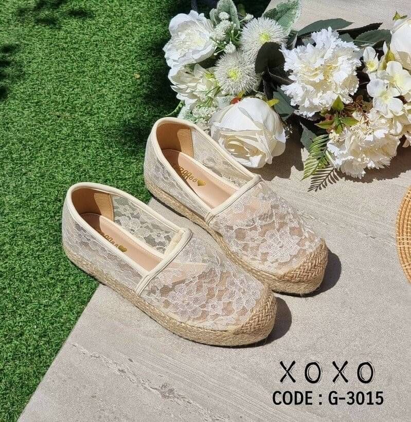 สินค้าพร้อมส่ง คัชชู ผ้าลูกไม้ ซีทู มีส้นเล็กน้อย กำลังใส่สบาย ส้นเสมอ น้ำหนักเบา แมทส์ชุดง่าย