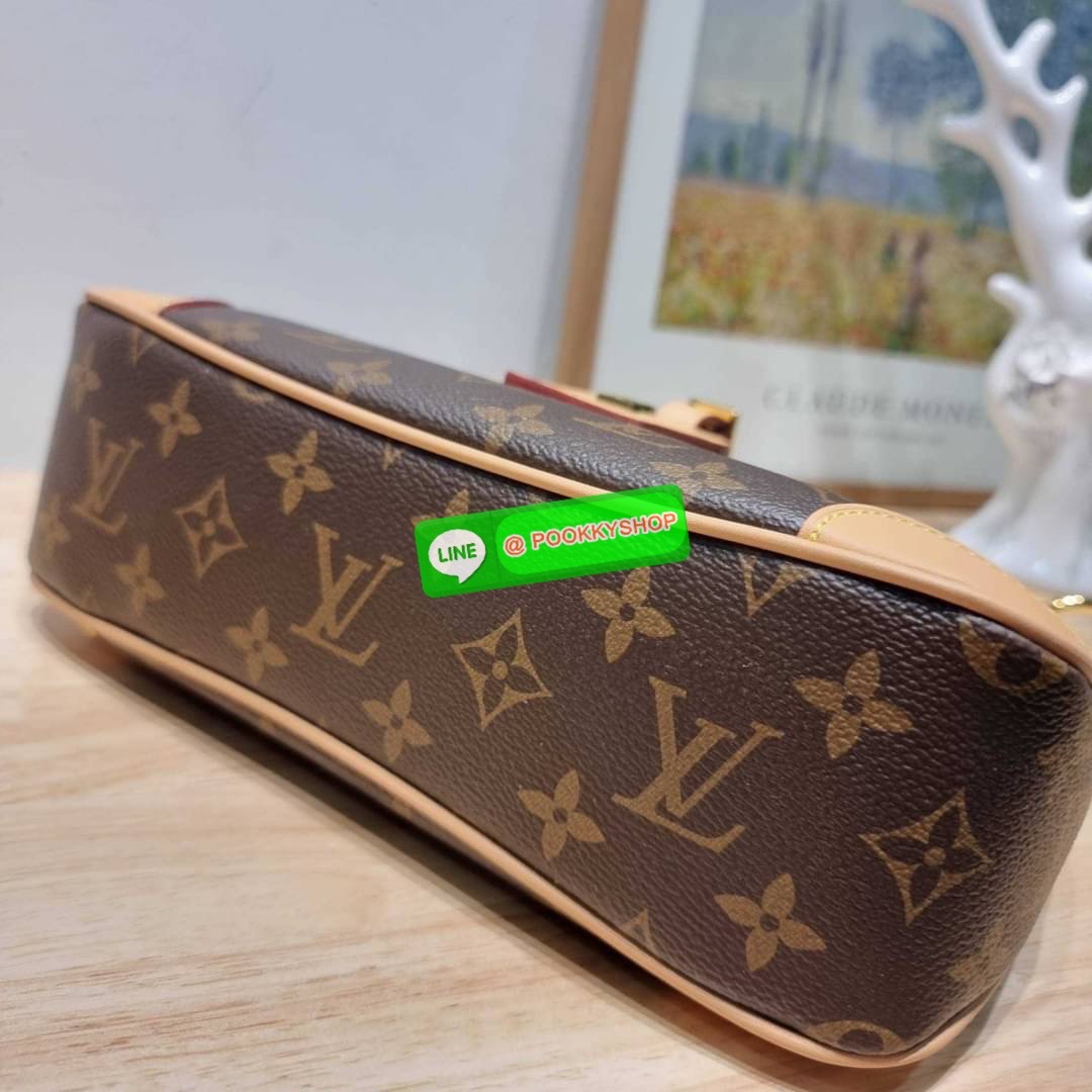 🔆 Model LV odeon bag 🔆 Details ฮอตที่สุด กับกระเป๋าสะพายดีไซน์คลาสสิค ขนาดกำลังดี ทำให้ใช้งานได้สะดวก ปากกระเป๋ามีซิปเปิดปิด ด้านหน้ามีช่องใส่ของได้ ภายในโล่งกว้าง ใส่ได้ทั้งกระเป๋าสตางค์ใบยาว มือถือ ของจำเป็นต่างๆ มาพร้อมสายสะพาย ปรับได้ต