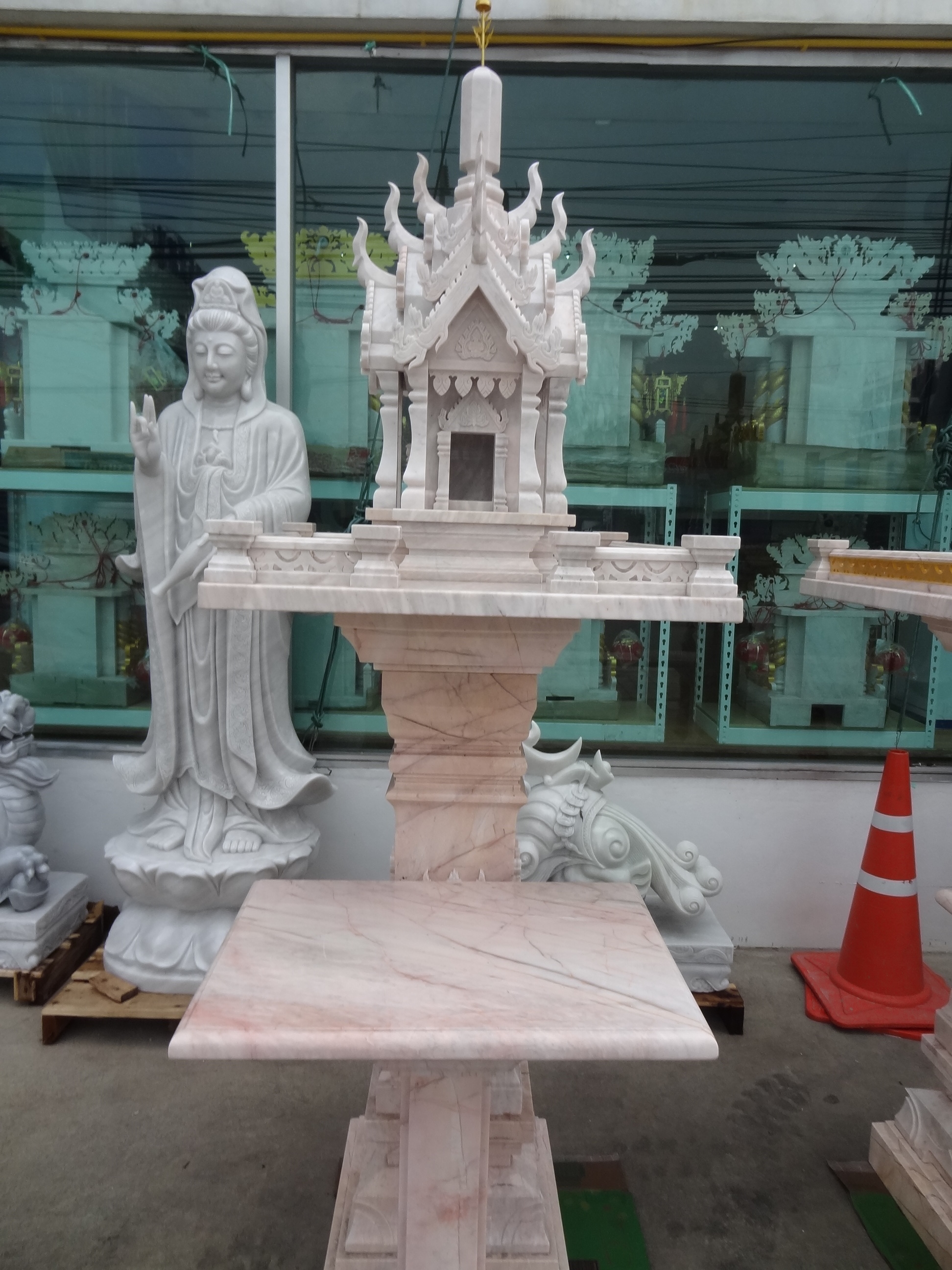 ศาลพระภูมิทรงปราสาทสีขาว ขนาด ฐานกว้าง81ซม ยาว81ซม สูง 210 เซนติเมตร