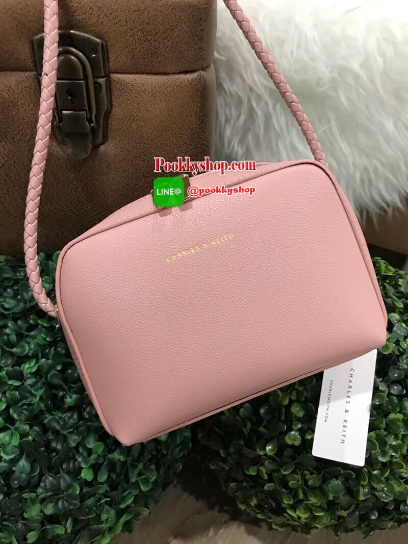 Don’t Miss! NEW ARRIVAL! CHARLES & KEITH SMALL CLASSIC CROSSBODY BAG กระเป๋าสะพายทรงเหลี่ยมรุ่นชนช็อปขนาดกำลังดีหนังสวยอยู่ทรงมีเทคเจอร์ เปิดปิดด้วยซิปหัวซิปแบรนด์ สามารถใส่ iphone ของใช้ได้เยอะมาพร้อมสายสะพายหนังถัก Crossbody ได้ เป็นอีกหนึ่งรุ่น Best Se