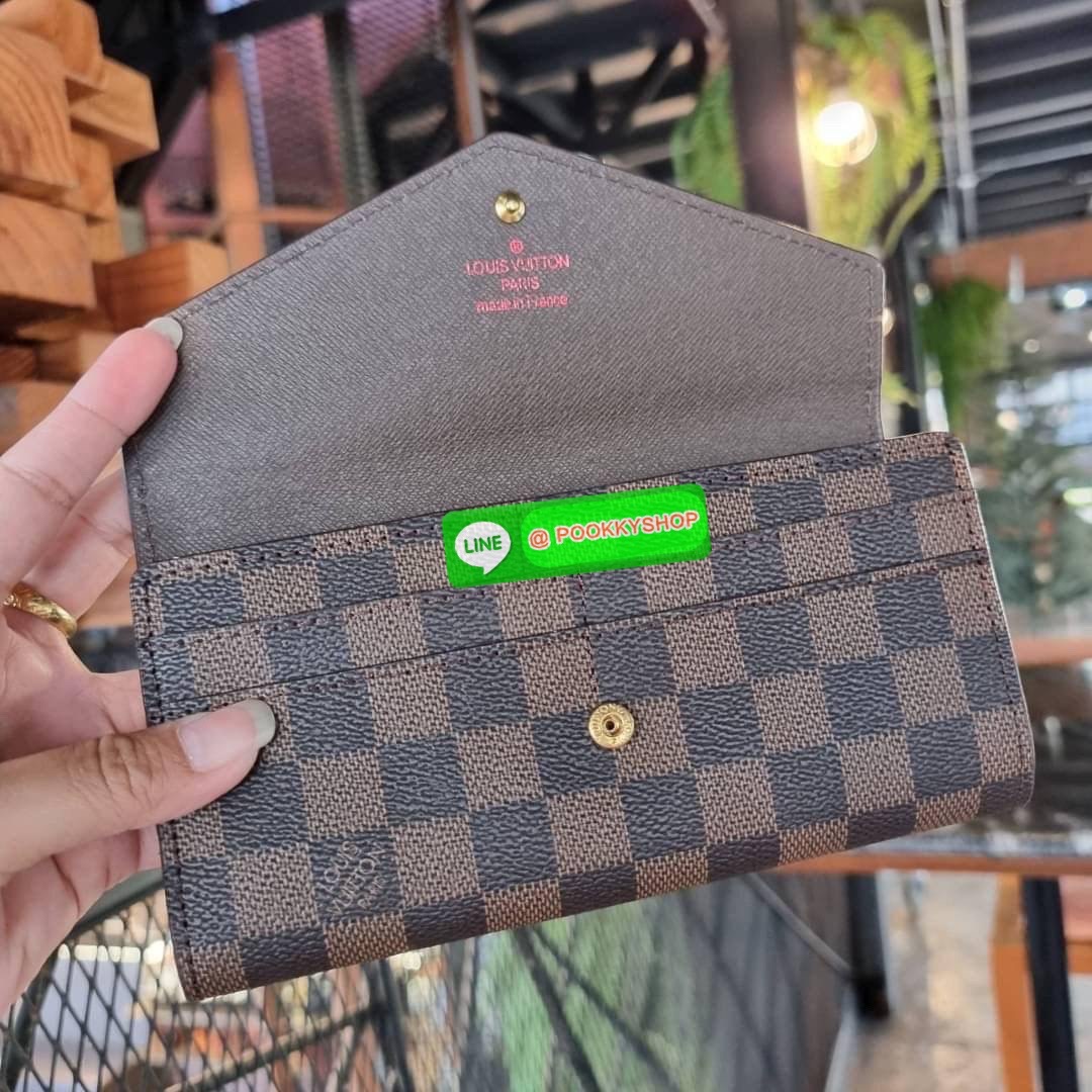 Hot item!! LV long flap wallet with gwp กระเป๋าสตางค์พรีเมี่ยมกิ๊ฟ เป็นไอเท็มสุดฮิต แบบฝาพับ ใช้งานสะดวกขึ้นกว่าเดิม รุ่น unisex ที่จะหนุ่มๆสาวๆ ก็ใช้ได้หมด!! ใบยาวขนาดกำลังเหมาะมือ ถือแล้วขับผิวทุกสี วัสดุหนังแคนวาส ทนทาน เปิด-ปิดด้วยกระดุม ภายในมีช่องใส