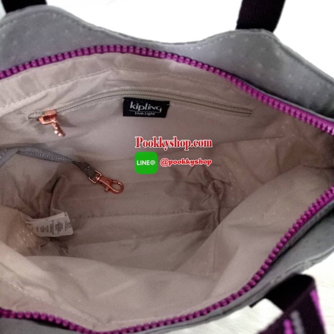 KILING NORI Handbag & Shoulder bag กระเป๋าถือหรือสะพายขนาดกลาง ทำจากวัสดุ ผ้า Nylonเคลือบ+Polyester น้ำหนักเบา จุดเด่นที่ช่องหลักมีขนาดใหญ่ พร้อมช่องซิปแยกย่อย สามารถใส่สัมภาระได้เยอะ มาพร้อมสายสะพายยาว สามารถปรับระดับได้ตามความต้องการ มีพวงกุญแจลิงห้อยตา