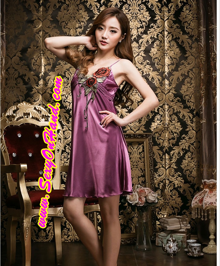 ชุดนอน ผ้าไหม สีม่วง แต่งลูกไม้ปักช่วงขอบคอเสื้อ สไตล์หรูหรา คลาสสิค เนื้อผ้าเกรด AAA งานเกรดพรีเมี่ยมเลยคะ