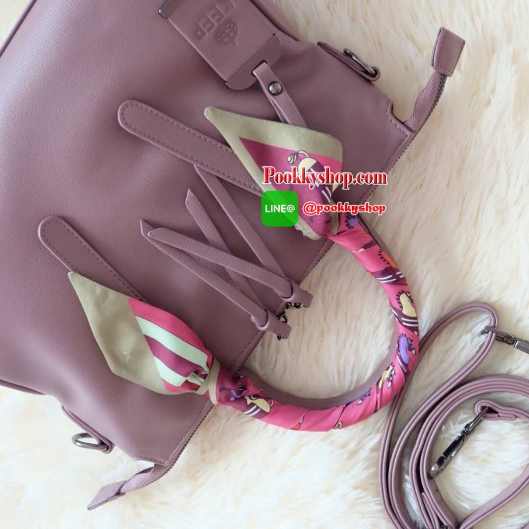ทรงสวยขายดีมาก จากแบรนด์ KEEP ทรง รุ่น Parish hand bag with cute taddy จุดเด่นที่ >หนังเนื้อดี นิ่มมาก >น้ำหนักเบา >ถือสะพายเข้าง่ายกับทุกชุด >ขนาดกระเป๋ากำลังดีคะ ใส่ กปต ยาว ไอแพด จุคุ้ม > มีช่องย่อยแบ่งเก็บของด้านใน ถึง 3 ช่องใหญ่ แยกเก็