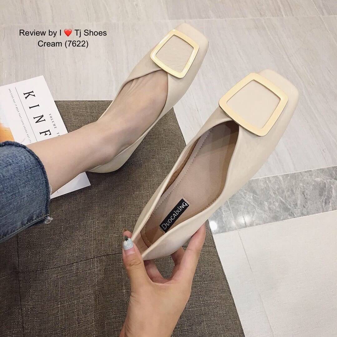 พร้อมรองเท้าคัชชูเพื่อสุขภาพ ที่สวยเกร๋ใส่สุดๆ รุ่นนี้เป็นงานนำเข้า ใช้วัสดุเกรดพรีเมี่ยมทั้งหมด ทำจากหนังนิ่มมาก ประดับอะไหล่เกร๋ๆ น้ำหนักเบา ส้นยางอย่างดีบิดงอได้ยืดหยุ่นได้ตามเท้า สวมใส่ง่าย รุ่นนี้ใส่นิ่มมากนิ่มสุดๆเดินทั้งวันได้สบายๆ แมทกับชุดอะไรก็เ