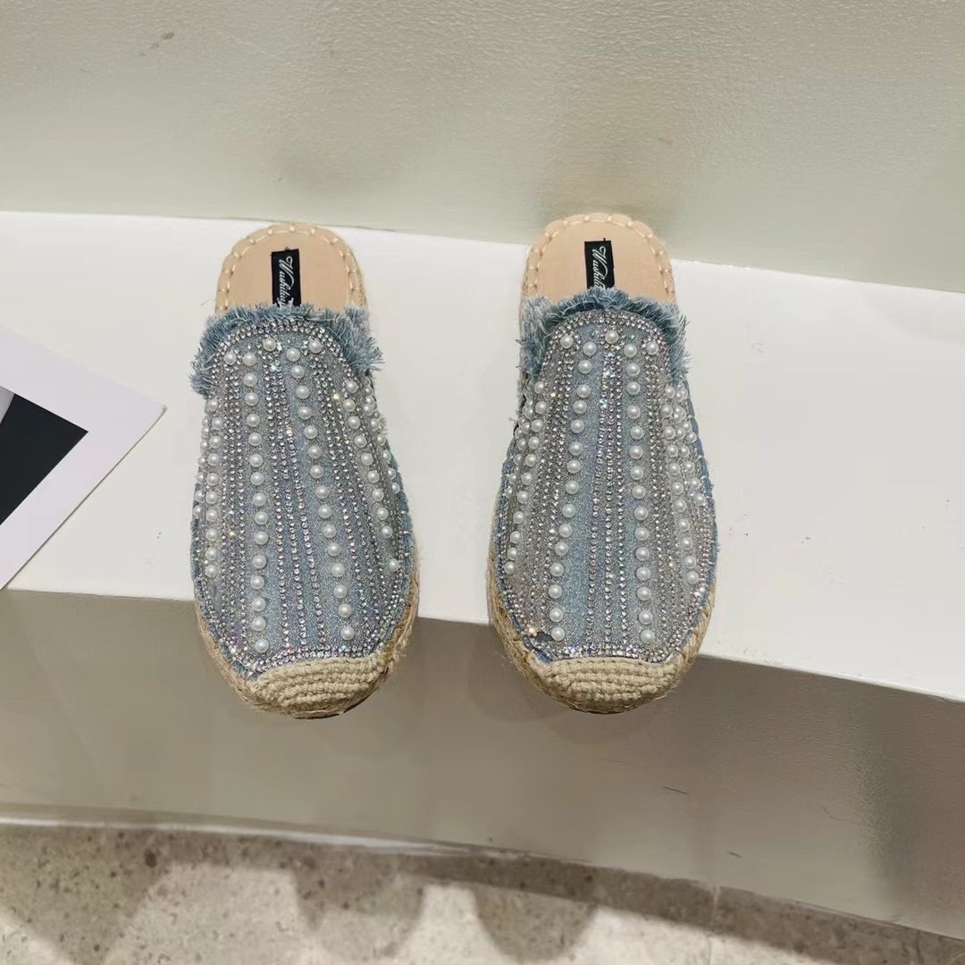 พร้อมส่งคะ รองเท้าเปิดส้น งานsignature มาพร้อมมุข งานสวยยืน1 🥇มาแล้วจ้าทรงสวยอย่างดี งานเกร๋เรียบหรูดูแพง ตัวนี้ห้ามพลาด ใส่สบายจะแมตช์กับกางเกง👖หรือกระโปรง👗ก็ได้ค่ะ แม่ค้าคอนเฟริม ห้ามพลาดเลยจ้าตัวนี้แนะนำ อย่าช้ารีบเลย