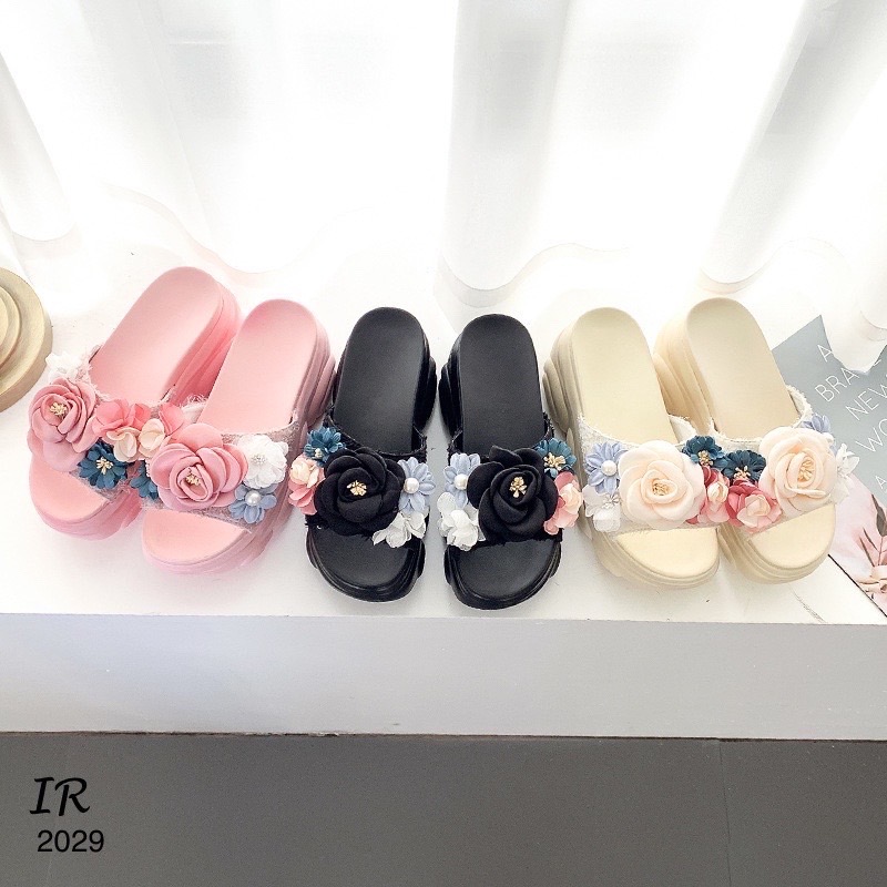 แบบขายดี!!! พร้อมส่ง งานนำเข้าพื้นหมีตัวใหม่น่ารักมากค่า รองเท้าสวมเตารีดแต่งดอกไม้ดีไซน์น่ารักมาก สูง 3 นิ้ว ทรงสโลปไม่เทหน้ามาก เดินง่ายไม่ปวดข้อเท้า ใส่สวย ช่วงนี้ส้นตัวนี้กำลังอินนะค่า