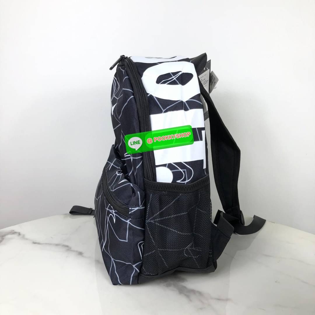 กระเป๋าเป้ NIKE ด้านหน้ามีช่องซิป 1 ช่อง ด้านบนเป็นซิปคู่ ด้านในโล่ง ด้านข้างมีช่องใส่ขวดน้ำได้ทั้ง 2 ข้างค่ะ หูหิ้วด้านบนสูง 4 cm สายสะพาย สามารถปรับได้ Free Size
