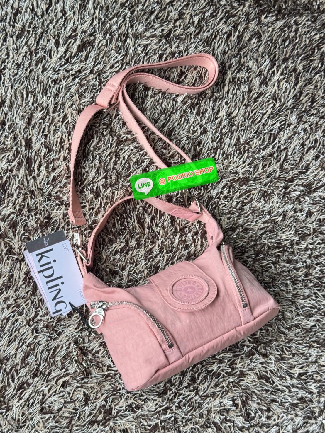 Kipling Syro Shoulder bag กระเป๋าในสไตล์มินิมอล แต่สามารถใส่สิ่งของได้ครบครัน มีทั้งช่องซิปภายในและนอก น้ำหนักเบา มีสายสะพายครอสบอดี้ได้