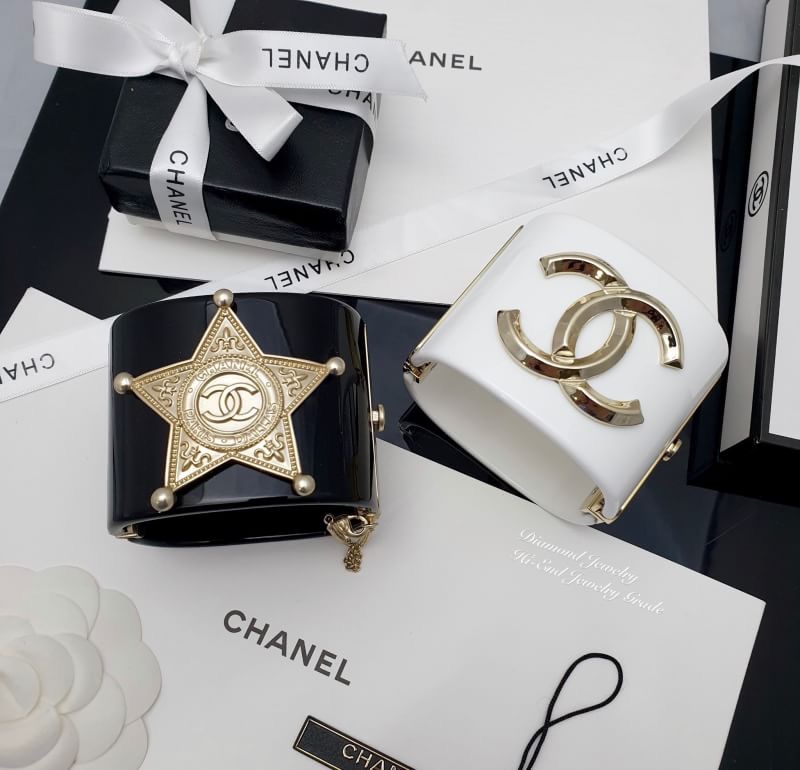 Super Hi-End Quality !!! ((งาน 1:1 เกรดดีที่สุดในท้องตลาด)) Chanel Cuff คอลใหม่ล่าสุด จัดให้ตามคำขอจ้า พร้อมส่งเลยจ้า chanel cuff ตัวกำไลอะไหล่ stainless สีทองเกรดคุณภาพ top premium ตัวกำไลมีน้ำหนักน้า ไม่เบาก๊องแก๊งเหมือนงานถูกๆ ค่ะ อะไหล่ทอง 18k plated