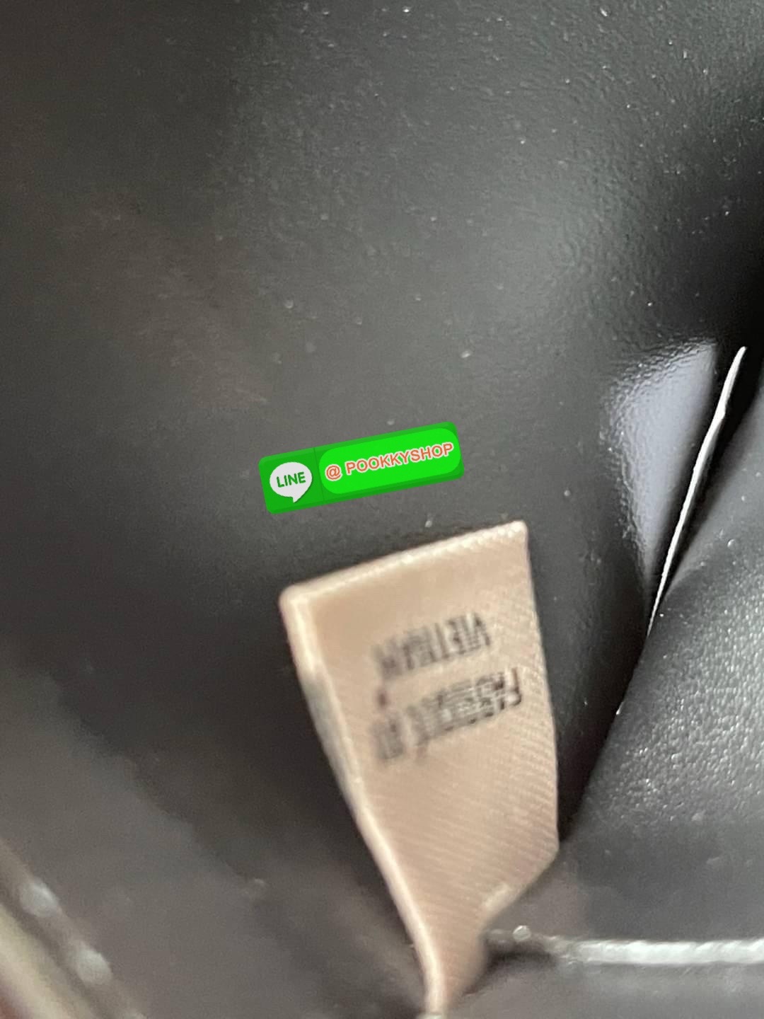 COACH BOXED 3-IN-1 WALLET GIFT SET IN SIGNATURE ชุดเซ็ทกระเป๋าสตางค์และพวงกุญแจจาก Coach กระเป๋าสตางค์หนังแคนวาสพิมพ์ลายทั้งใบ โดดเด่นด้วยดีไซน์เรียบหรู ร่วมสมัย และมีเอกลักษณ์เฉพาะตัว ด้านในประกอบด้วยช่องใส่ธนบัตร 2 ช่อง ช่องใส่บัตร 8 ช่อง และช่องว่างด้า