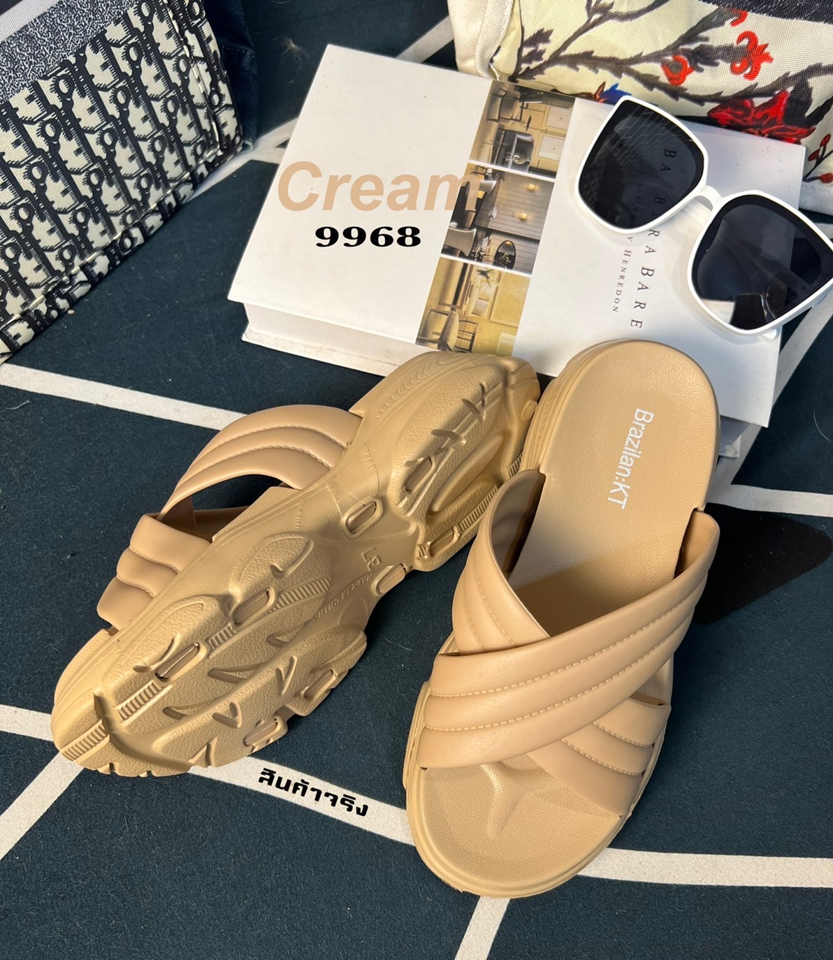 ฟังก์ชั่นที่คิดมาเพื่อให้ใส่สบายรับหน้าฝนแบบนี้ รองเท้าสวมลำลอง หน้าไขว้ โปร่งๆ โล่งๆ ที่ใส่แล้วยังดูสวย ใส่สบาย เอาไว้ประจำตัว แต่งตัวง่าย แถมราคาน่าคบหา พร้อมลุยฝนนี้ได้สบายๆ เลยจ้าา