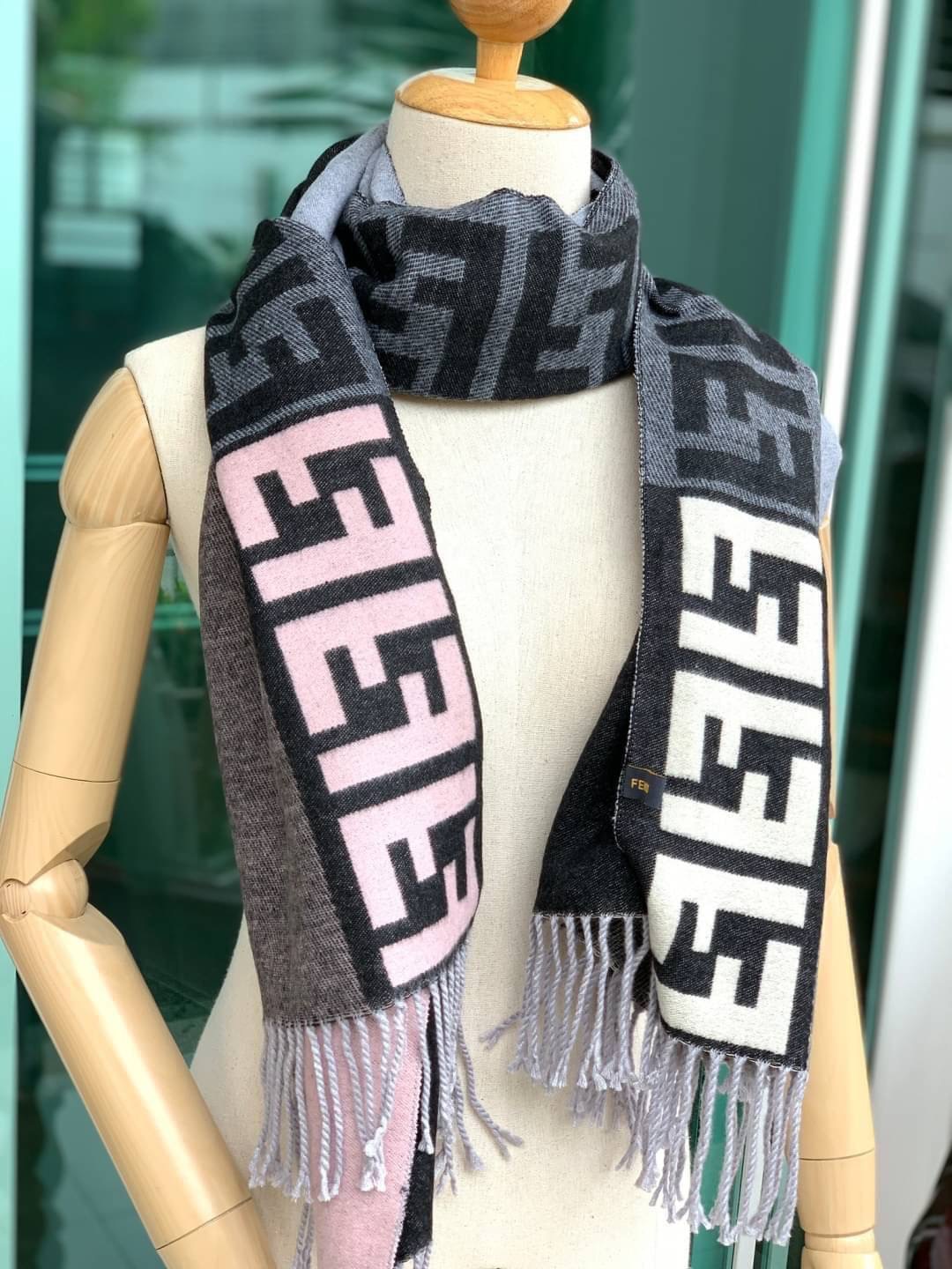 Fendi Scarves For Women’s Accessories แบรนด์แฟชั่นชั้นนำจากอิตาลี ส่งมอบความรู้สึกดีๆให้กับคนที่คุณรัก ในรูปแบบผ้าพันคอและผ้าคลุมไหล่ผืนใหญ่เพิ่มความอบอุ่น ถักทอด้วยผ้าcashmere เนื้อผ้านิ่ม สัมผัสนุ่มมือ ทอลายในตัว สีและลายคมชัด เหมาะสำหรับเป็นของฝาก ของข