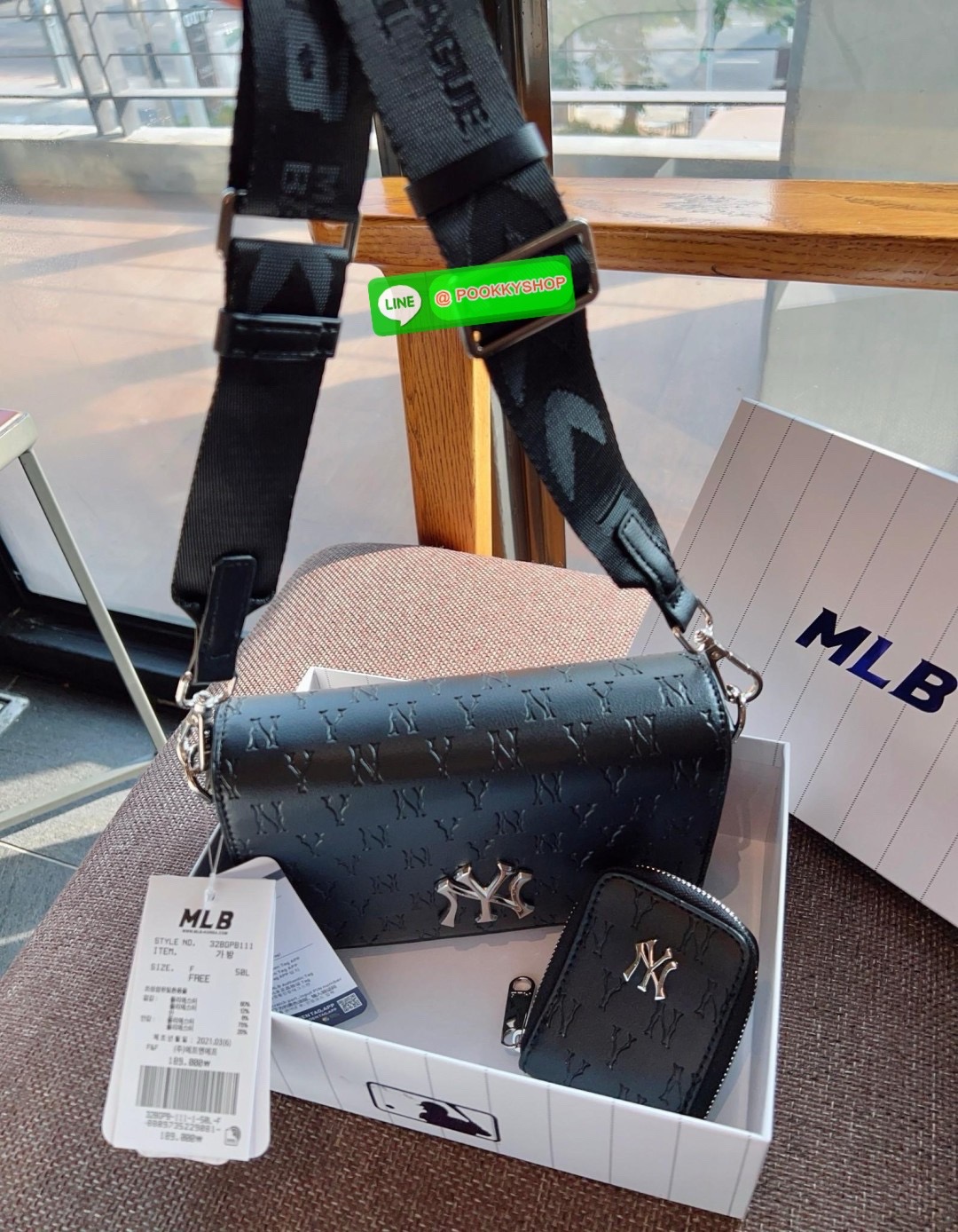 NEW IN! ใบจริงน้องสวยมากๆ คุ้มแก่การมีติดตัว! MLB MONOGRAM EMBO CROSS BAG 💌พร้อมส่ง! ใครมีแล้วหรือจะมีเพิ่มหรือซื้อเป็นของขวัญให้เพื่อนๆรุ่นนี้ไม่ทำให้ผิดหวังค่ะ หนังแท้อย่างดี ปั้มลายแบรนด์ทั้งใบ