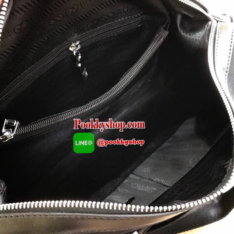Don't Miss! PRADA NYLON TRAVEL BAG GIFT WITH PURCHASE GWP Limited edition พรีเมี่ยมกิ้ฟจากเคาน์เตอร์แบรนด์ต่างประเทศวัสดุ Nylon เนื้อหนาคุณภาพดีตามแบบฉบับแบรนด์ ด้านหน้าประดับโลโก้หรู ด้านข้างมีสายรัดแบบเข็มขัดปรับได้2ทรง ด้านหลังมีช่องซิป หูจับหนังแ