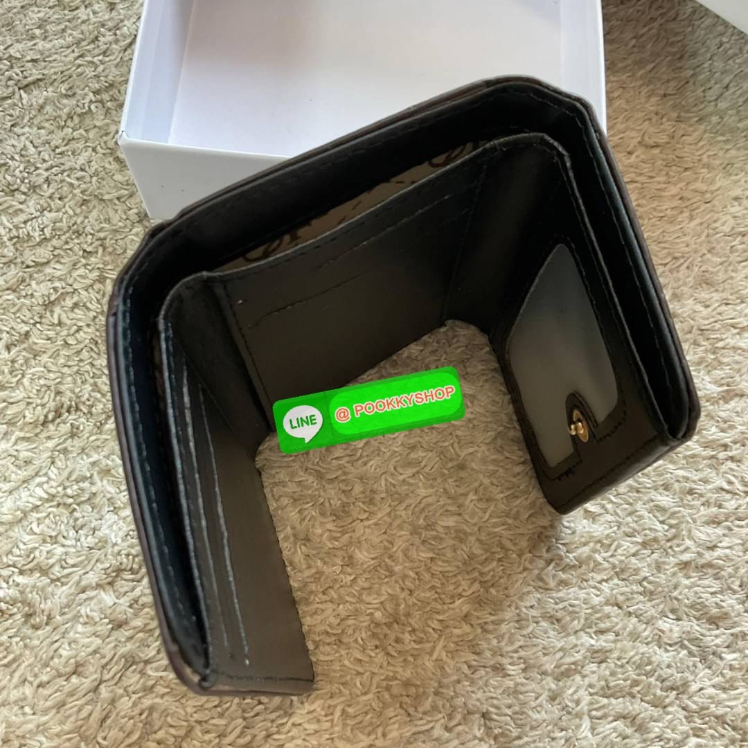 รุ่นใหม่ล่าสุด! GUESS SHORT WALLET กระเป๋าสตางค์ใบสั้นสองตอน วัสดุตัวหนังลายสวยหรูพิมพ์ลายทั้งใบ เปิดปิดด้วยกระดุม ด้านในบุผ้าปั้มแบรนด์มีช่องใส่รูป และใส่บัตรได้อีกหลายช่อง มาพร้อมช่องใส่ธนบัตรหนึ่งช่อง สวยคุ้ม สไตล์มินิ สำหรับคนไม่ชอบพกเงินเยอะ แนะนำใบน