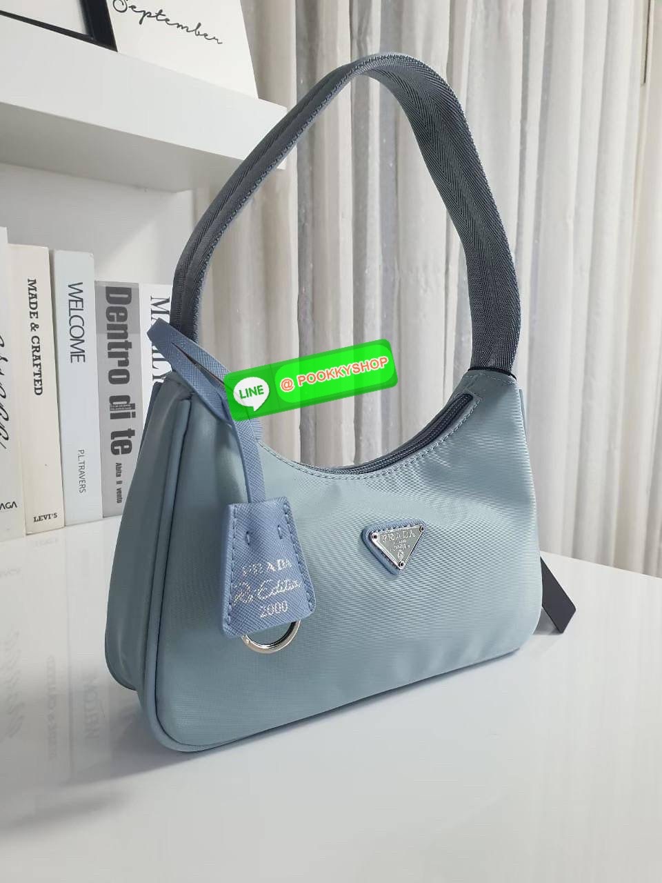 รุ่นใหม่แนะนำ!! รุ่นขายดีในตำนานค่ะ กับงานพรีเมี่ยมกิ้ฟท์ PRADA NYLON HANDBAGS ขนาดกะทัดรัด #อะไหล่เงิน วัสดุทำจากผ้าNylon อย่างหนา อยู่ทรง กันน้ำได้ หายห่วงคะ ด้านหน้ามีโลโก้แบรนด์ เปิดปิดด้วยซิป มาพร้อมสายผ้า ไม่สามารถถอดได้ ภายในบุผ้าลายPrada และป้ายโล