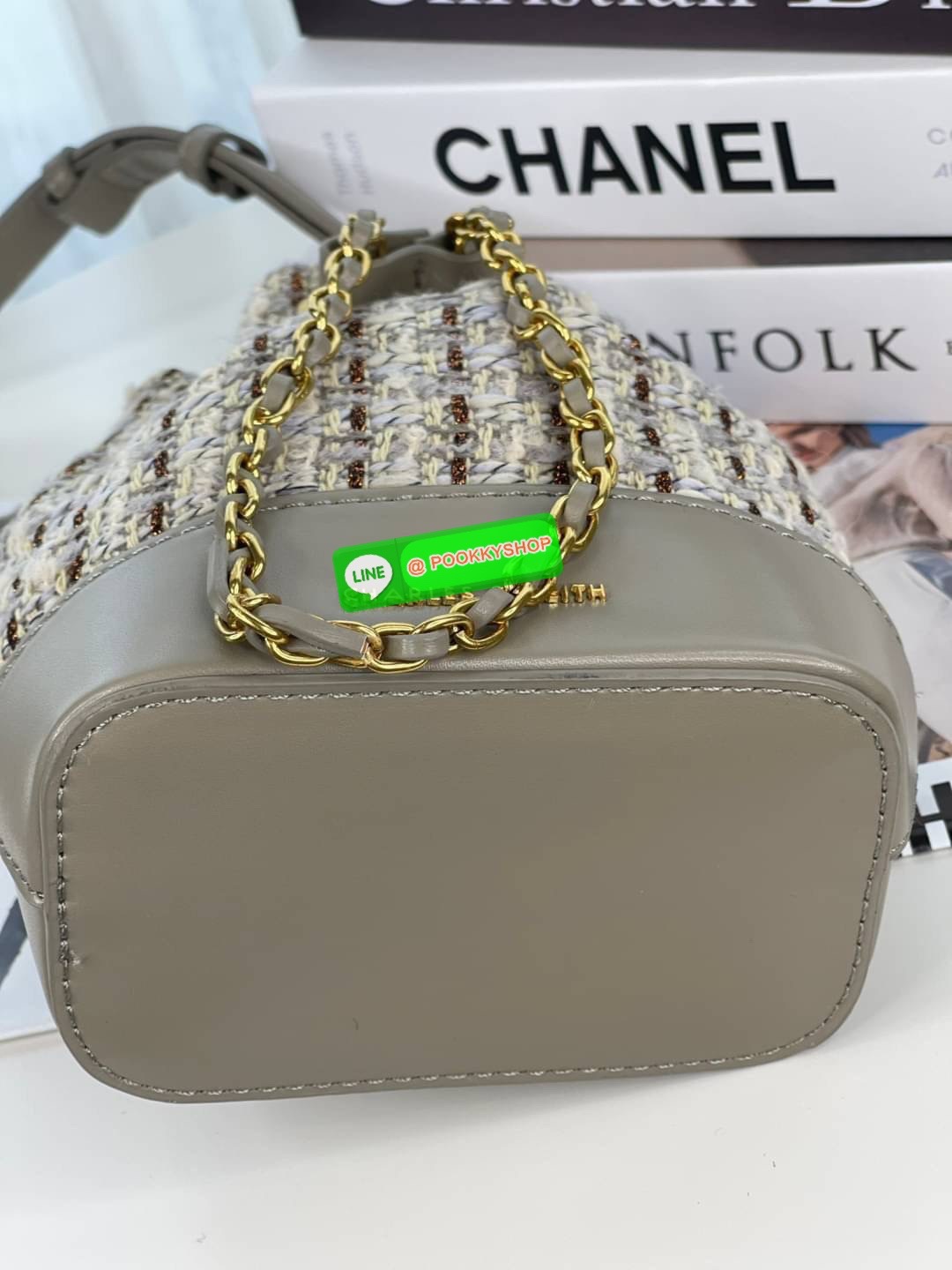 Charles&Keith แท้ Outlet กระเป๋าทรงขนมจีบ สวยน่ารักสุดคิ้วท์ มากๆๆๆ วัสดุเป็นผ้าทวิต+หนังpu มาพร้อมสายสะพาย 2 เส้น 2 แบบ สายโซ่+สายหนัง ตัวสายหนังปรับระดับได้ ฐานกว้างใส่ของได้เยอะตั้งอยู่ทรง