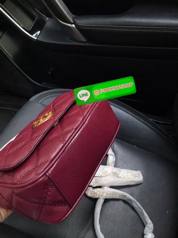 🖤 Tory Burch Willa Mini Top Handle Bag💚 • กระเป๋าหนังแท้เย็บลาย Diamond Quilt พร้อมโลโก้ Tory Burch สีทองกลางใบ • ทรง Mini Top Handle ถือได้ สะพายได้ สายโซ่ทองถอดได้ ปรับเป็น crossbody ได้สบาย