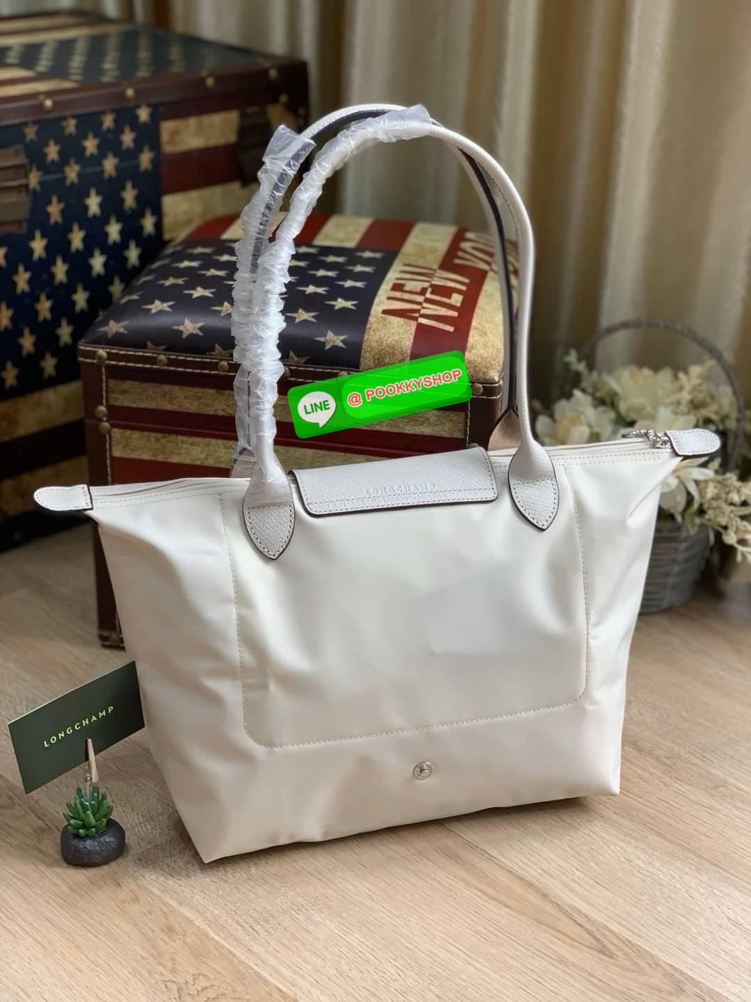 Longchamp LE PLIAGE Club TOTE BAG S กระเป๋ารุ่นยอดนิยม ที่สาวๆ ต้องมีไว้เก็บไว้สักใบ ด้วยตัวน้ำหนักกระเป๋า Longchamp เบาแสนเบา แต่จุของได้เยอะมาก สำหรับลุคทางการกึ่งลำลอง แฝงความสบาย ยามเดินทาง จุดเด่นอย่างหนึ่งของ กระเป๋าก็คือ สามาถพับเก็บได้ ตรงตามชื่อท