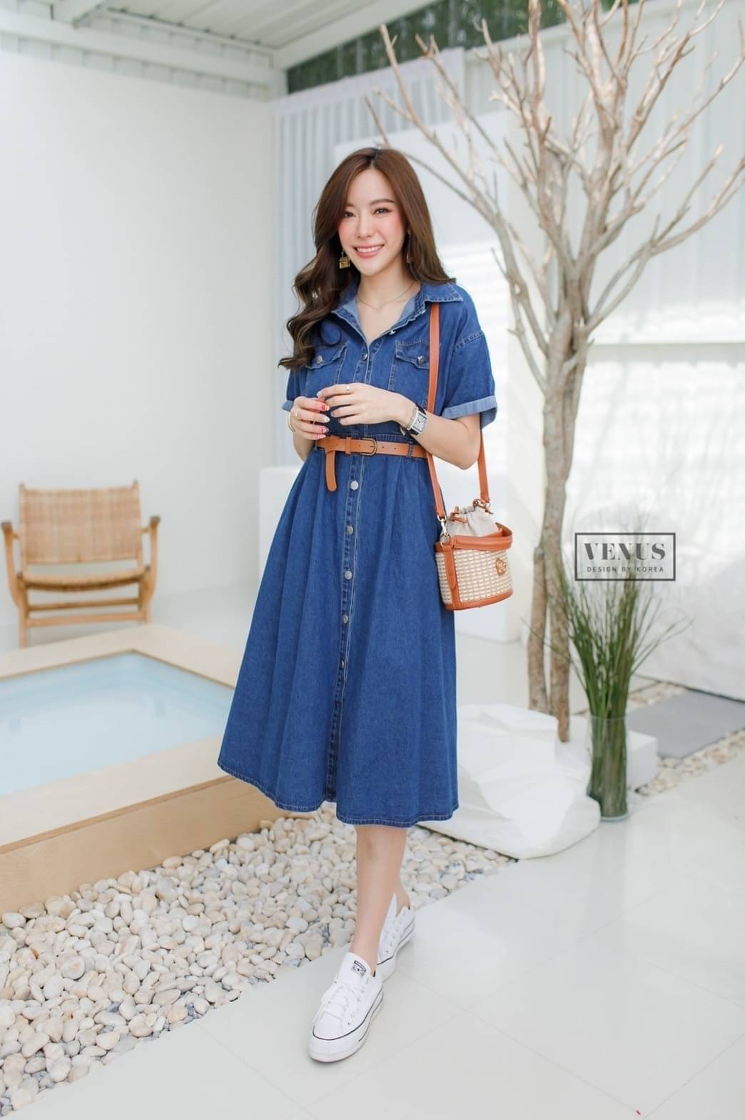 Restock ♥️♥️♥️ I'm Lady By Venus MaxiDress Jeans แม๊กซี่เดรสยีนคอปกแต่งกระดุมหน้า งานสวยน่ารักมากๆคะ งานมาพร้อมกับเข็มขัดเข้าชุดกันสุดๆนะคะ แม๊ทกับรองเท้าผ้าใบก็ยิ่งน่ารัก