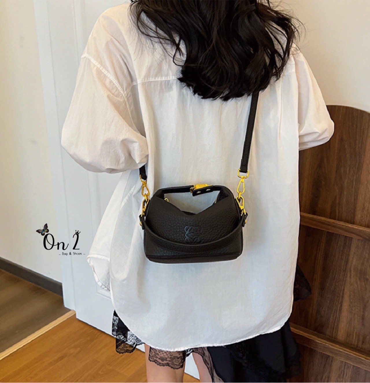 กระเป๋าหนังแฟชั่นทรงสุดฮิต ดีไซน์เรียบหรูแต่ดูเก๋มาก ✨ หนังเท็กซ์เจอร์นิ่ม สวยหรู จับถนัดมือ หัวล็อกโลหะสีทอง ตัดกับตัวกระเป๋า เพิ่มความหรูหรามีระดับ ใส่มือถือ เงิน และของใช้จุกจิกได้ครบ มีสายสะพายปรับได้ จะถือ / สะพายข้าง / crossbody ก็ได้หมด ดีไซ