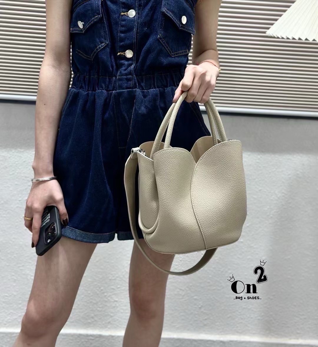 Classic Working PU Bag ▪️กระเป๋าถือ &สะพายข้าง ทรงดอกทิวลิป ทรงสวยมากวัสดุเป็นหนัง PU Premium มีกระเป๋าใบเล็กให้ 1ใบ และมีสายยาวให้ 2 เส้น