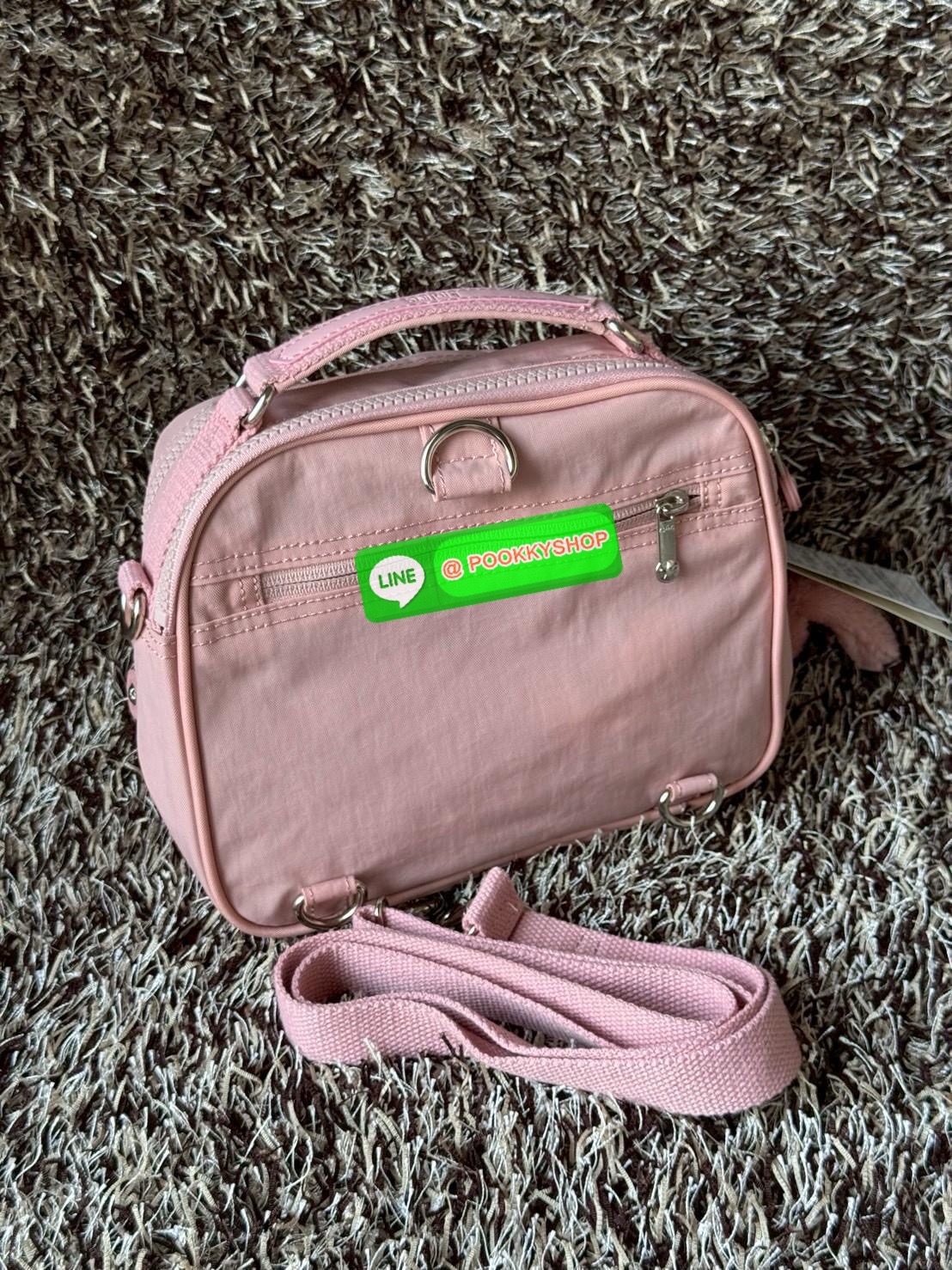 Kipling Candy 3 Ways กระเป๋าสไตล์มินิมอลล์ น้ำหนักเบาทำหลายสไตล์ ทั้งในแบบถือ สะพายพาดลำตัว หรือจะเป็นเป้ขนาดเล็กก็ได้ มีช่องซิปจัดระเบียบสิ่งของหลายช่อง ใส่สิ่งของจำเป็นได้ครบครัน