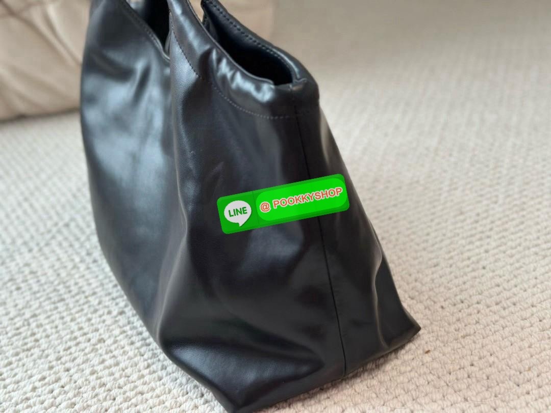 NEW ARRIVALS!! งานใบใหญ่สะพายไหล่ อะไหล่เงิน แบรนด์ PRADA เนื้อกระเป๋าหนังนิ่ม หนังสีดำเต็มไป เปิดปิดด้วยกระดุมแม่เหล็ก ใส่ของได้เยอะเว่อร์ IPAD สมุด หนังสือ A4ได้สบายๆ ด้านในบุผ้าปั้มแบรนด์อย่างดี สะพายแล้วให้ความรู้สึกหรูหราแบบเท่ๆมากค่ะ ด้านล่างมีหมุดร