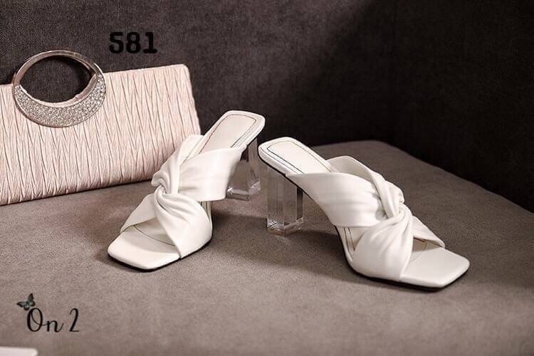 รองเท้าส้นสูง ส้นแก้วดีไซน์หน้าไขว้หนังนิ่มพื้นช่วงหน้าหัวตัดใส่แล้วช่วยให้เท้าดูขาวเรียวสวย มา 2 สีค่ะ