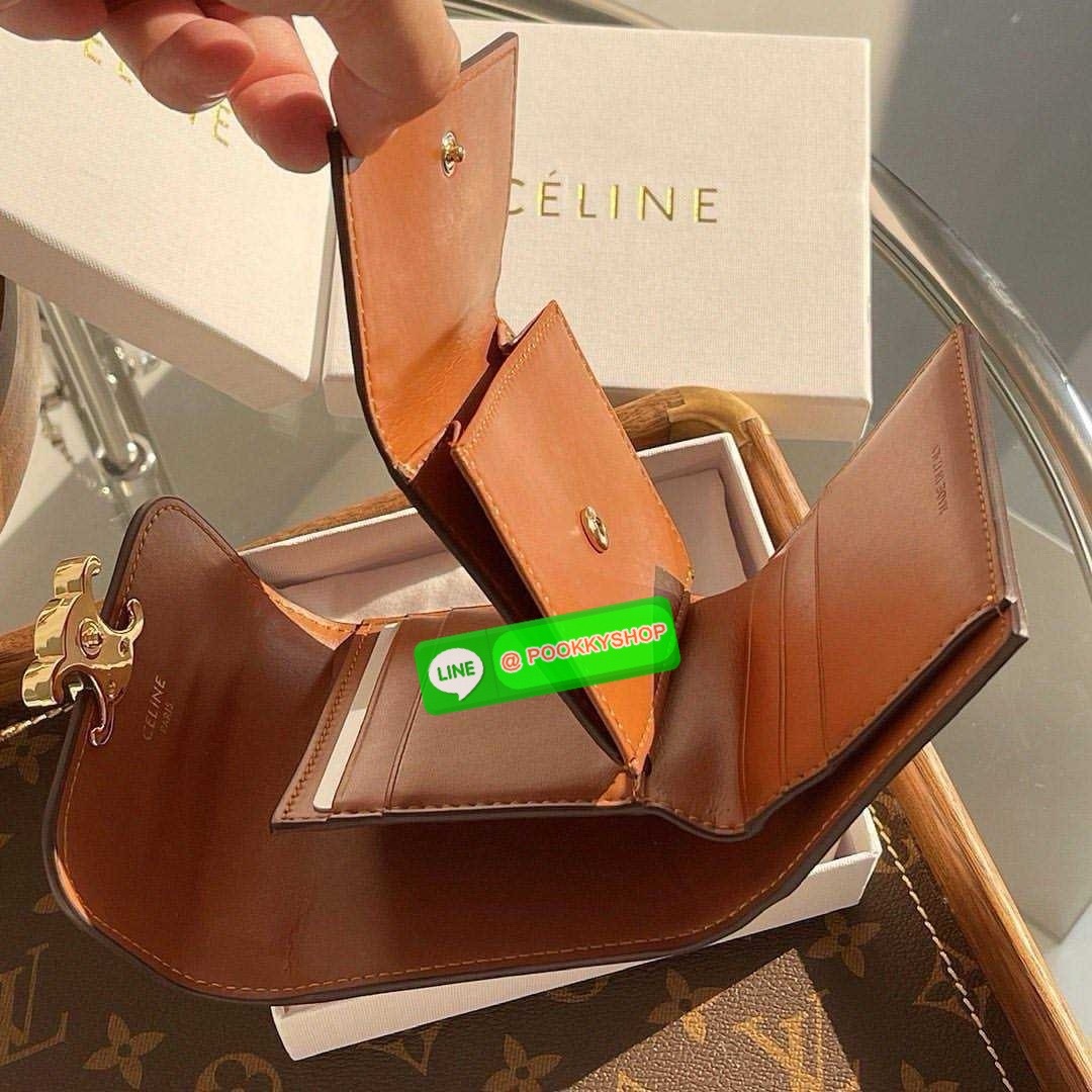 ✴️NEW ARRIVAL!✴️CELINE SHORT WALLET VIP GIFT WITH PURCHASE (GWP) กระเป๋าพรีเมี่ยมกิ๊ฟ Limited จาก CELINE HAUTE PARFUME DUTYFREE COUNTER สวยอยู่ทรงมีโลโก้แบรนด์ด้านหน้าเปิดปิดด้วยฝาพับกระดุมแม่เหล็ก ภายในมีช่องแบ่งหลายช่อง ช่องใส่บัตร ช่องใส่