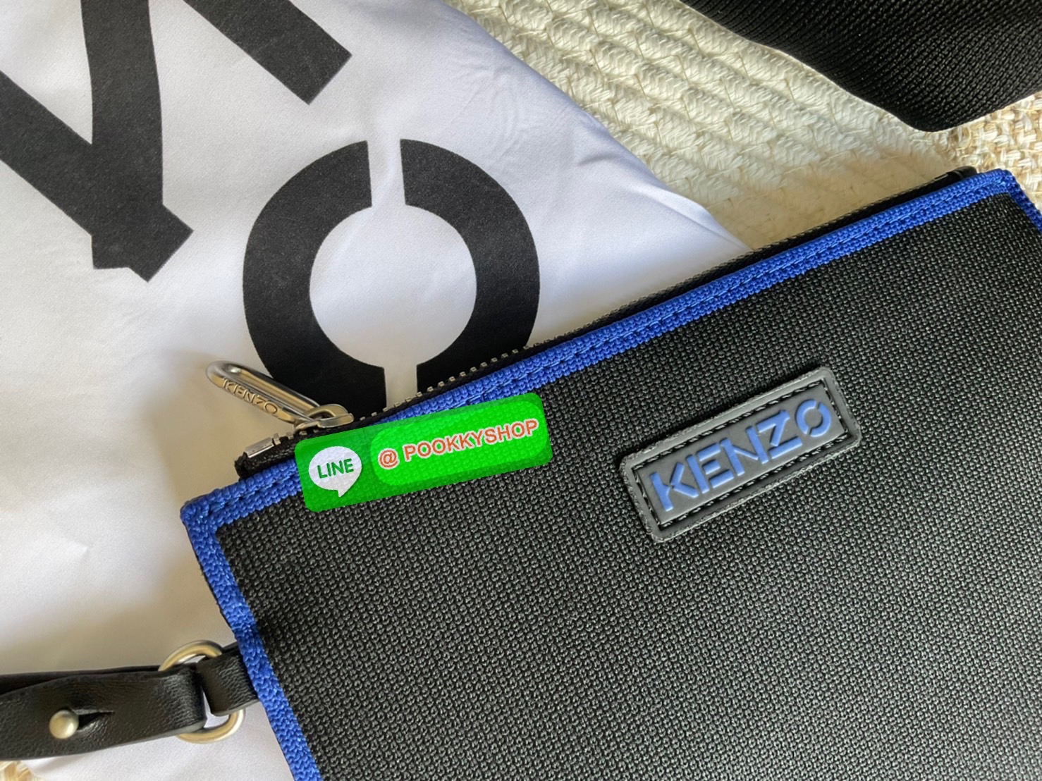 🚚 พร้อมส่ง 🚚 KENZO X KANSAI YAMAMOTO TIGER TOTE BAG กระเป๋าสะพายไหล่ ทรง โท้ทิสี ดำ และ น้ำเงินเข้ม x คันไซ ยามาโมโตะ Three Tigers จาก KENZO โดดเด่นด้วยลวดลายปัก วัสดุเป็นผ้าอย่างหนานุ่มคุณสมบัติพิเศษเฉพาะแบรนด์ น้ำหนักเบามากๆ หูหิ้วด้านบน