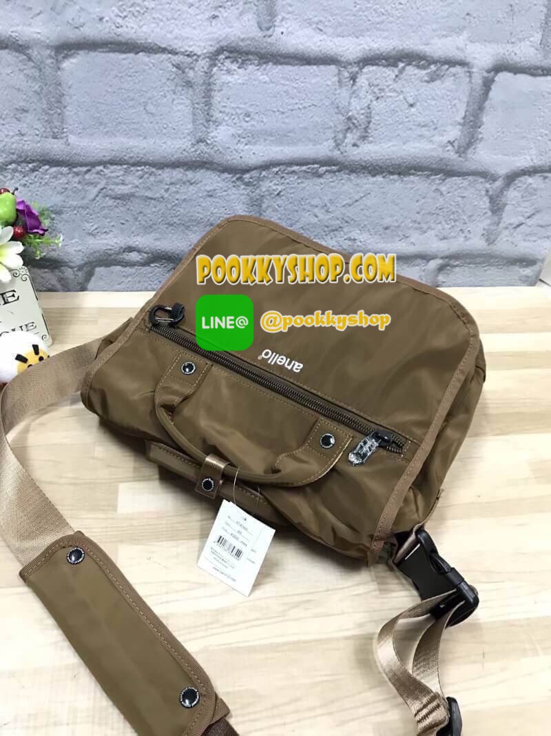 งาน3ป้าย ❤️ 5500 เยน ❤️ ภายในมี วดป Anello urban street nylon shoulder bag ใหม่ชนช้อปกับกระเป๋าถือหรือสะพายแบบ unisex วัสดุผ้าไนล่อน มีคุณสมบัติกันน้ำและน้ำหนักเบา ภายในมีช่องเล็กช่องน้อยแยกเป็นสัดส่วน กว้างและใบใหญ่สามารถใส่เอกสารได้เยอะ ด้