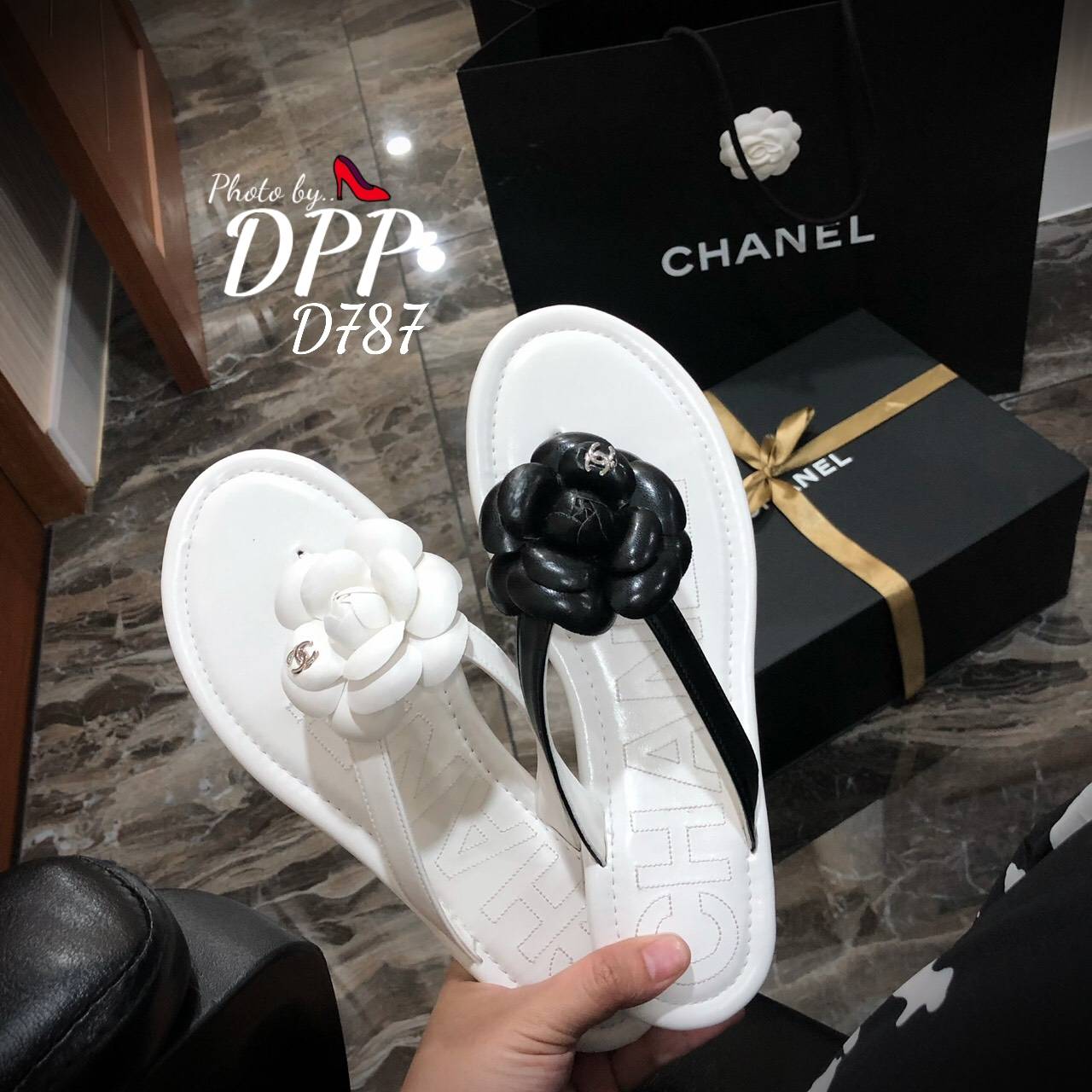 D878 พร้อมส่ง ของเข้าใหม่วันนี้ คะ Chanel sandal ดอกคาเมเลีย ชนช้อป ปักchanel ที่พื้นตามแบบแท้ สวยมาก คอนเลคชั่นนี้ จะออกโทนขาวตามแบรนแท้ ชอบสั่งได้เลย งานสวยมาก