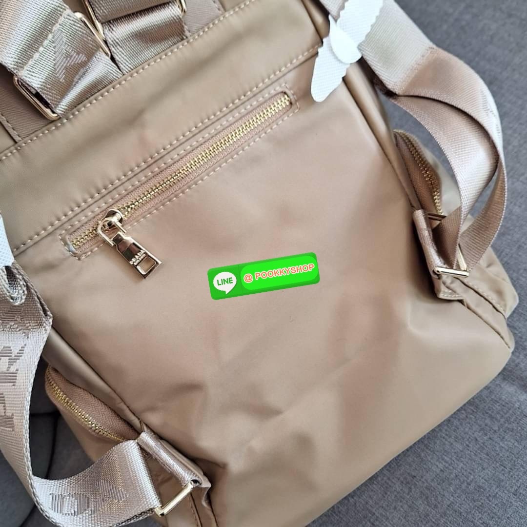 NEW ARRIVIAL กระเป๋าเป้ทรงสวย Prada Nylon Backpack With Pocket วัสดุผ้าไนล่อน กันน้ำเนื้อหนาอย่างดี ใบนี้ ดีไซต์สวยเก๋ เป้แบบหูรูด ทรงสวยน่ารัก อะไหล่ทองทั้งใบ เปิดปิดด้วยกระดุมแม่เหล็ก ด้านข้างมีกระเป๋าอีก 2 ช่อง ด้านในมีป้ายโลโก้บุด้วยผ้าแบรนด์หนาอย่างด