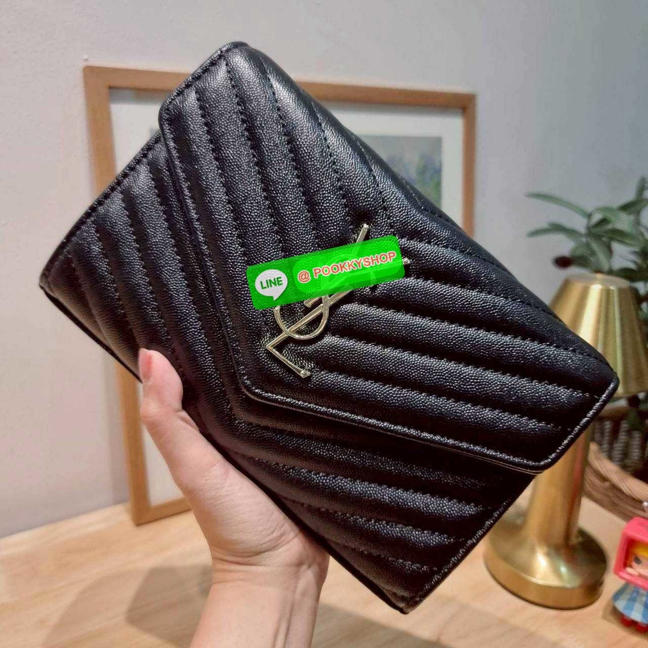 🔆 Model YSL clutch bag with chain ไม่เคยผิดหวังจริงๆ!! กับรุ่นที่สาวๆรู้กัน กระเป๋าสะพายพรีเมี่ยมกิ๊ฟ จากเคาน์เตอร์ vip dutyfree ทรง woc สุดฮอต ดีไซน์เรียบหรู โดดเด่นด้วยโลโก้ด้านหน้า เพิ่มดีเทลความผู้ดี ใช้งานง่ายเพียงแค่เปิด-ปิดด้วยกระดุมแม่เหล็