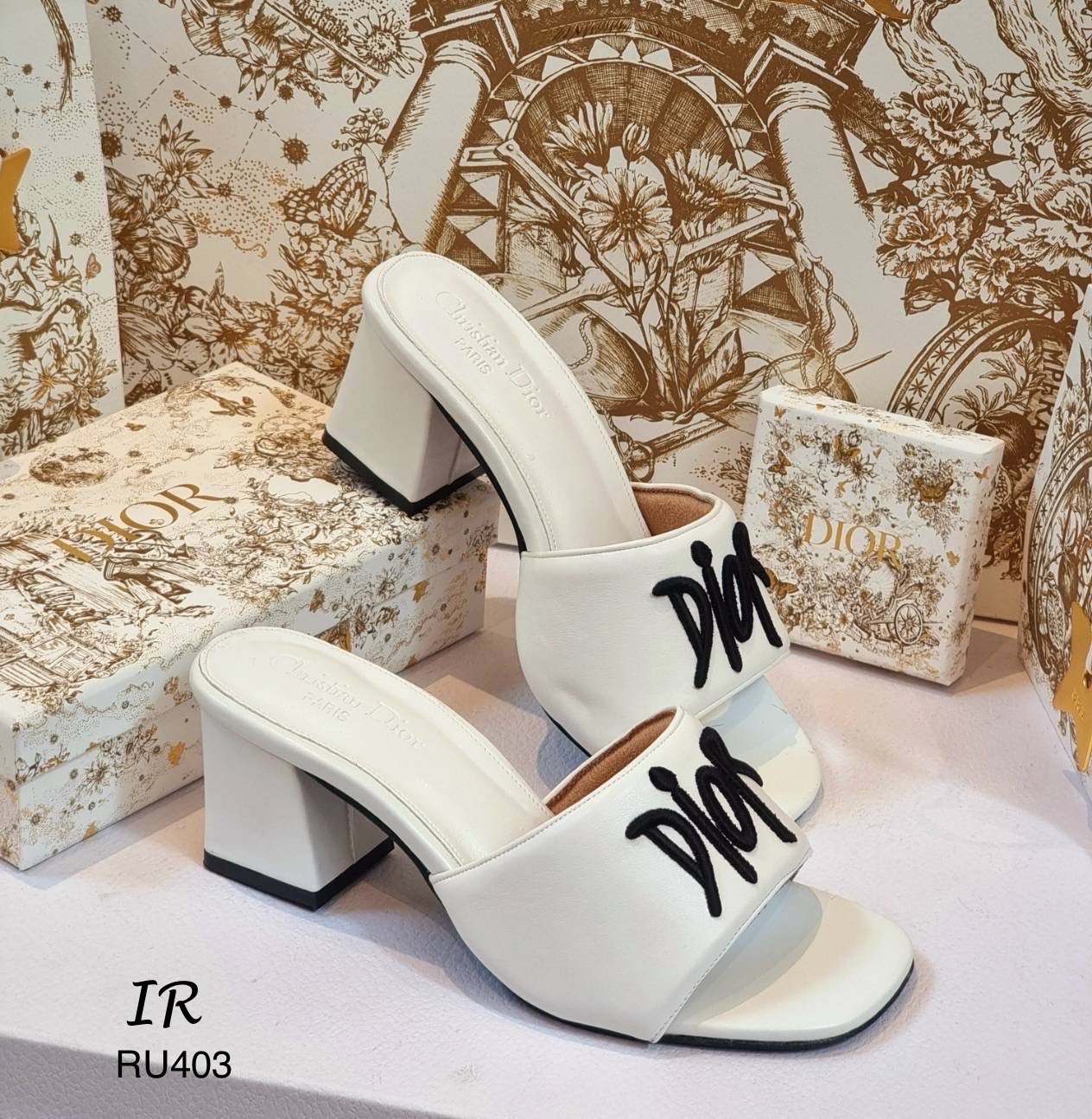 แบบขายดี!!! พร้อมส่ง สิ้นสุดการรอคอย สาวๆที่ถามหารองเท้า Dior เราเป็นเจ้าแรกที่ทำรุ่นนี้ออกมาเลยนะค่า ส้นสูงสวมหนังนิ่มงานปักอักษรด้านในเสริมนวมกำมะหยี่หนานุ่มปั้มแบรนด์ 3 นิ้ว พื้นหนางานดี อย่ารอช้าสั่งเลยน้า