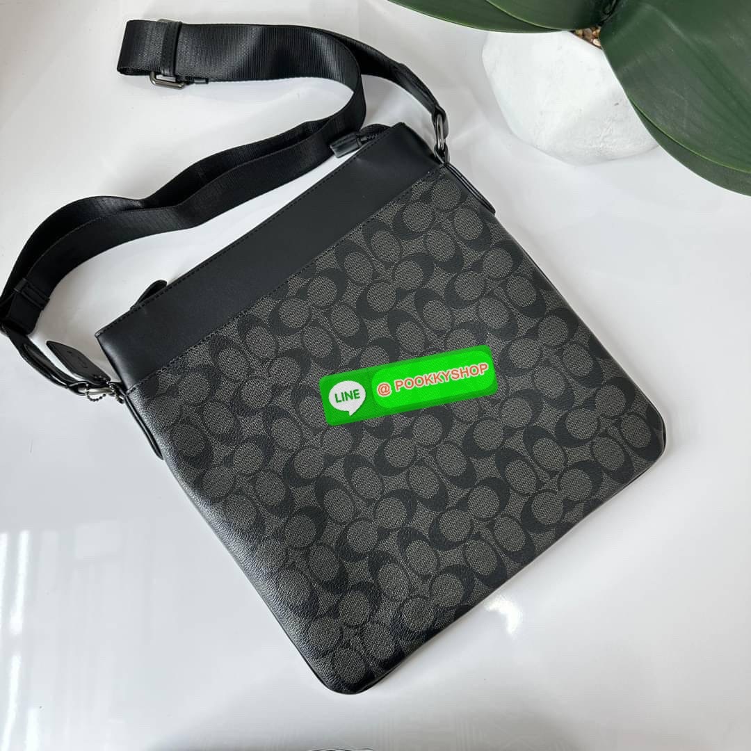 COACH F26068 CHARLES CROSSBODY IN SIGNATURE CANVAS WITH VARSITY STRIPE 🔖กระเป๋าสะพายและคอสบอดี้ โดดเด่นด้วยแทบตัดสีฟ้า 🔖วัสดุ:หนังแคนวาสตัดหนังแท้ 🔖เปิด-ปิดด้วยซิป ภายในมีช่องลับ 2 ช่อง มีช่องซิปแยก 🔖สายสะพายสามารถปรับระดับ