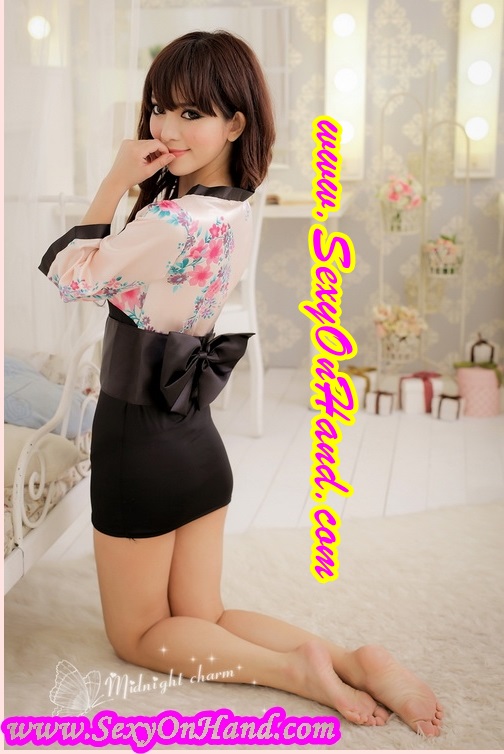 ชุดคลุมเซ็กซี่ สาวซามูไร กิโมโนสั้น เซ็กซี่ ซีทรู แนวเกอิชา นางรำญี่ปุ่น ช่วงบนสีพื้นชมพูอ่อนลายดอกซากุระ ด้านล่างกระโปรงดำสั้น พร้อมสายคาดเอวและโบว์สำเร็จ น่ารักเซ็กซี่ ขี้เล่นคะ +G string เข้าชุดคะ