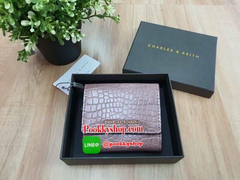 charleskeith Croc effect short wallet กระเป๋าสตางค์ใบสั้นมาด้วยลายหนังจรเข้ ด้านหน้าติดชื่อแบรนด์ รุ่นนี้เป็นแบบ 3 พับ ด้านหลังเป็นช่องใส่เหรียญ สวยสมคำร่ำลือมากๆ เลยจ้า มาครบ 5 สี จัดไปอย่างด่วนเลยจ้า