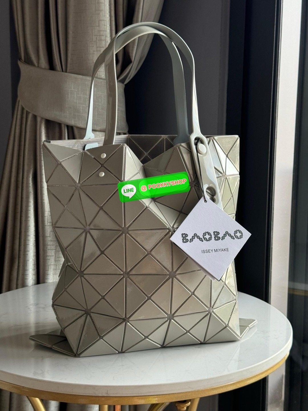 Baobao Issey Miyake 6x6 กระเป๋า Tote รุ่นนี้ถือว่าเป็นกระเป๋า Tote ไซส์กลางที่เหมาะกับการพกพาสิ่งของที่จำเป็นในทุก ๆ วัน มาพร้อมสายที่สามารถปรับได้ทั้งสองสาย และมีช่องใส่ของช่องเล็กด้านใน 1 ช่อง จุของได้เยอะแถมยังทนทาน ใช้เป็น Everyday Bag ได้เลยคะ พกพาสะ