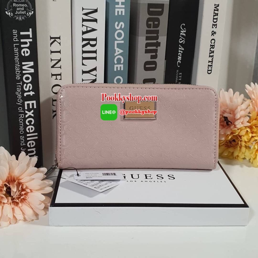 GUESS WOMEN'S WALLET กระเป๋าตังค์แบบซิปรอบ หนังลาย SAFFIANO ประดับโลโก้แบรนด์ด้านบน ด้านในมีซิปกลาง ไว้ใส่เหรียญ มีช่องใส่บัตรหลายช่อง ช่องใส่ธนบัตรมี2ช่องใหญ่ น้ำหนักเบา อุปกรณ์ครบ ห้ามพลาดค่า!