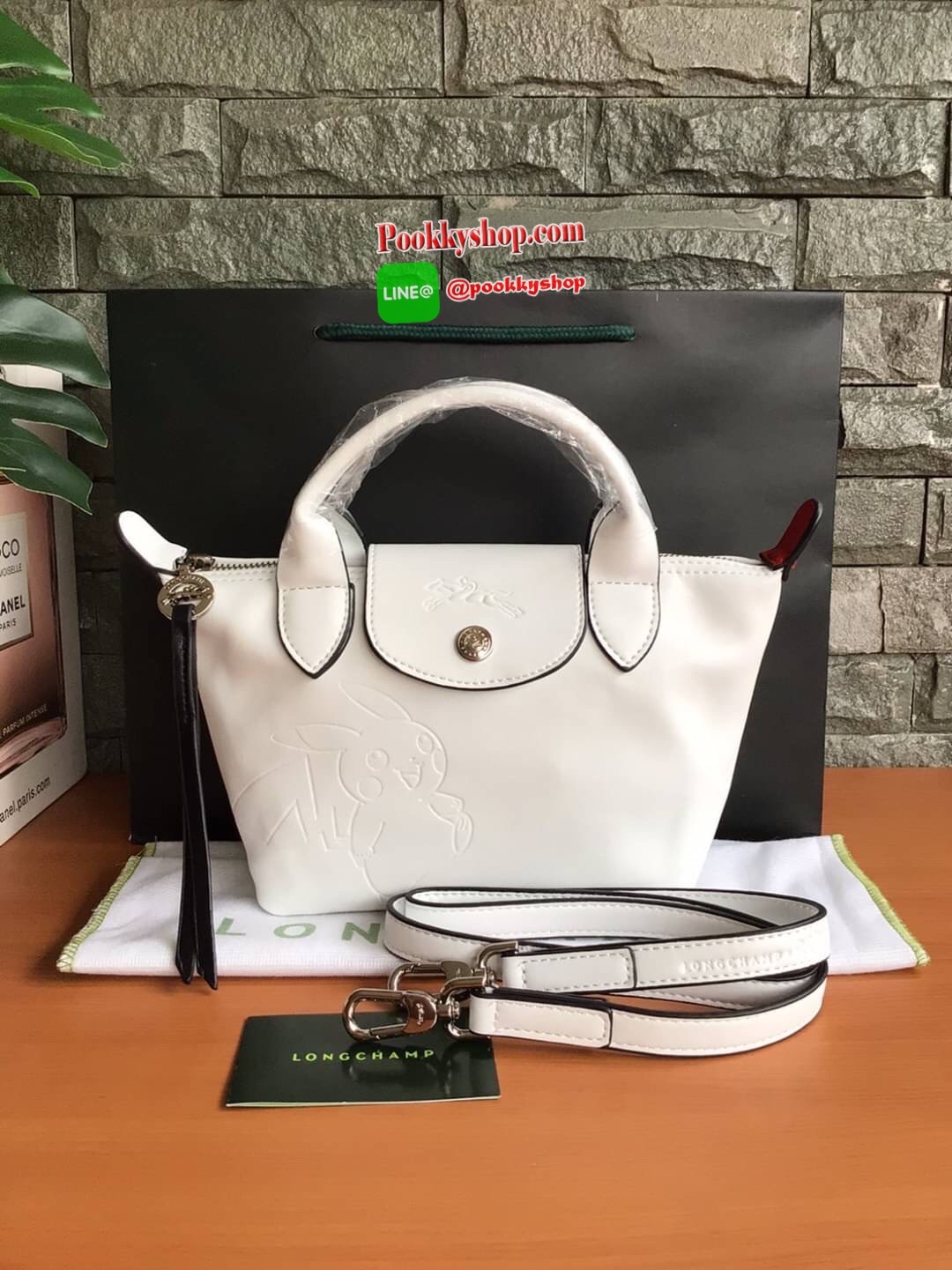 🚚 พร้อมส่ง 🚚 LONGCHAMP X POKE’MON TOP HANDLE BAG XS ขนาด มินิ รุ่น 1500 Collection LE PLIAGE CUIR Fall/ Winter เรียบหรูอย่างฝรั่งเศสกับความน่ารักคาวาอิแบบญี่ปุ่นมาผสม ซึ่งจะเป็นการนำเอาลวดลายพิคาชูมารังสรรค์ลงในกระเป๋าสุดคลาสสิกของแบรนด์ ก
