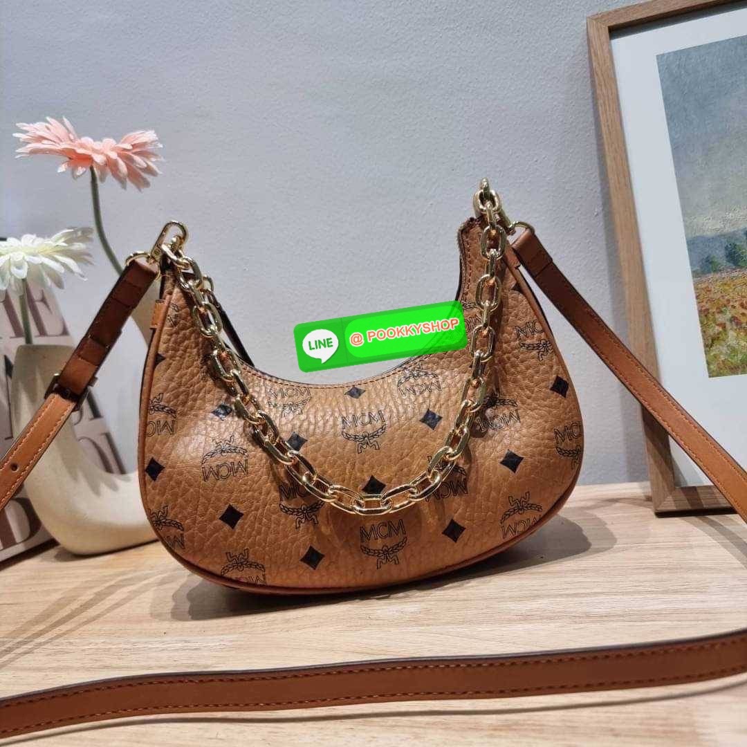 MCM AREN CRESCENT HOBO IN VISETOS ใหม่ล่าสุดก่อนใคร สวยได้ไม่ต้องรอ กับคอลใหม่ลุคลูกคุณ รูปทรง half moon ยอดฮิต ตอบโจทย์ได้ทุกลุค ทุกไลฟ์สไตล์ ใช้งานได้ง่ายคล่องตัว กับกระเป๋าสะพายข้าง ที่มาพร้อมสายโซ่คล้องด้านหน้า และสายหนังครอสบอดี้ ปรับเปลี่ยนการใช้งาน