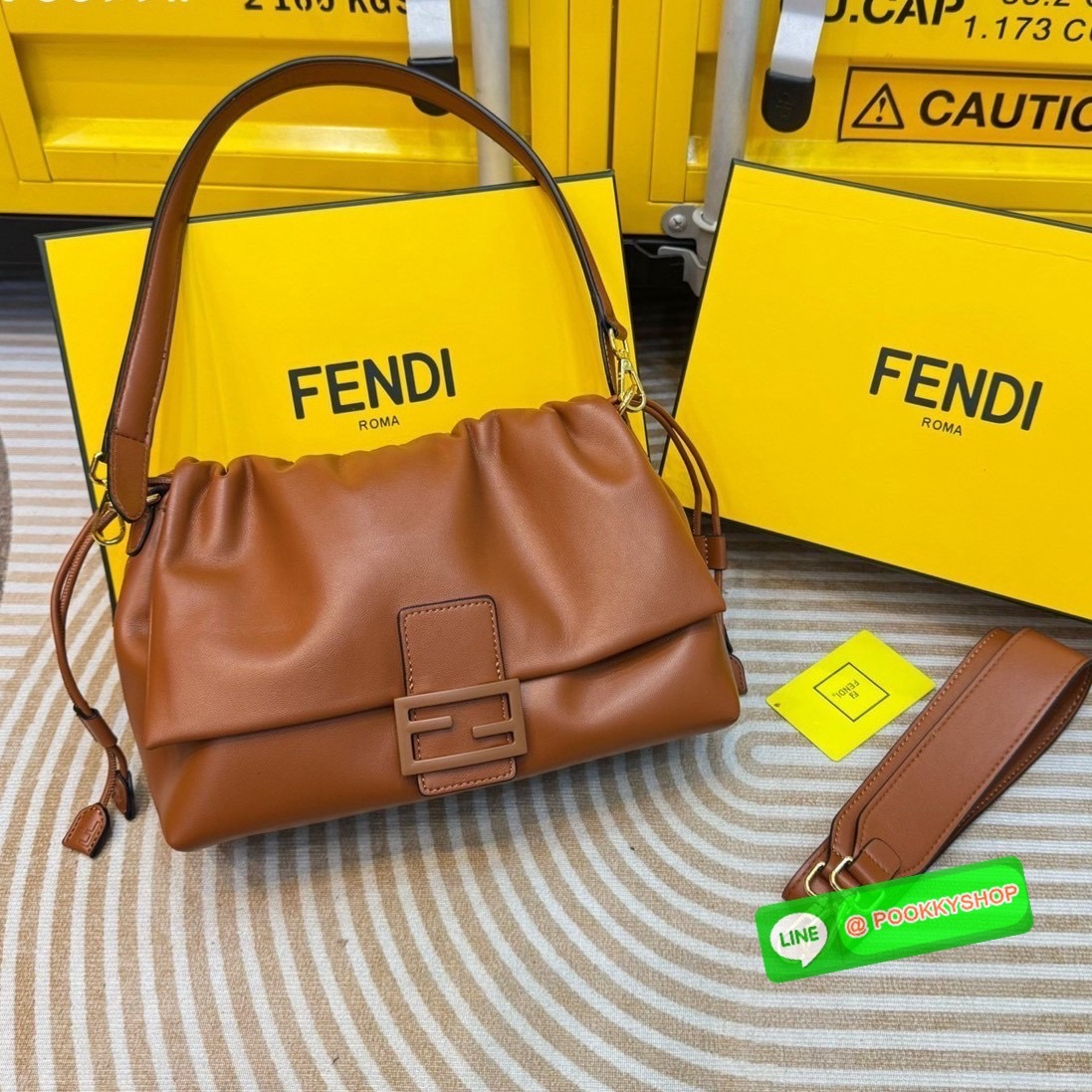 FENDI Mamma Baguette Bag กระเป๋าสะพายทรงสวย ดีไซน์เรียบง่ายคลาสสิค หรู ดูผู้ดี รูปทรงใช้งานง่าย หนังสวยสัมผัสนุ่ม ใหม่ล่าสุด รุ่นลิมิเต็ดที่สาวๆตามหา ภายในโล่งกว้าง เสิร์ฟให้ในราคาน่ารักๆ ของมันต้องมีแบบนี้ ก็ต้องตำได้แล้วน้าอย่าช้า อย่าพลาด!!