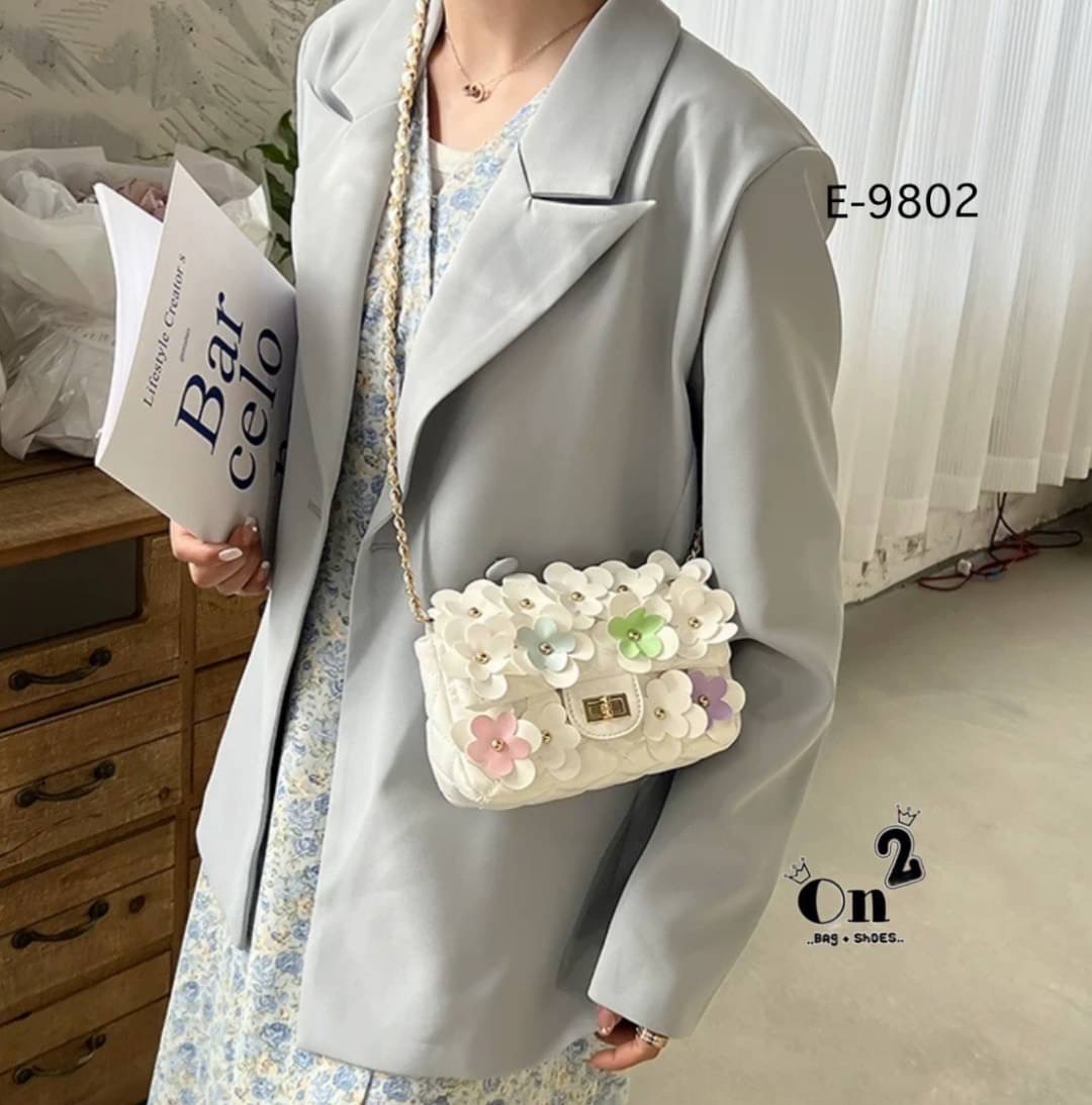 กระเป๋าสะพายชาแนล ทรงคลาสสิคเปิดหน้า แต่งดอกไม้รอบใบเพิ่มความ cute ไปอีก สายสะพายยาวครอสบอดี้ได้ค่ะ พร้อมส่ง 6 สีค่ะ