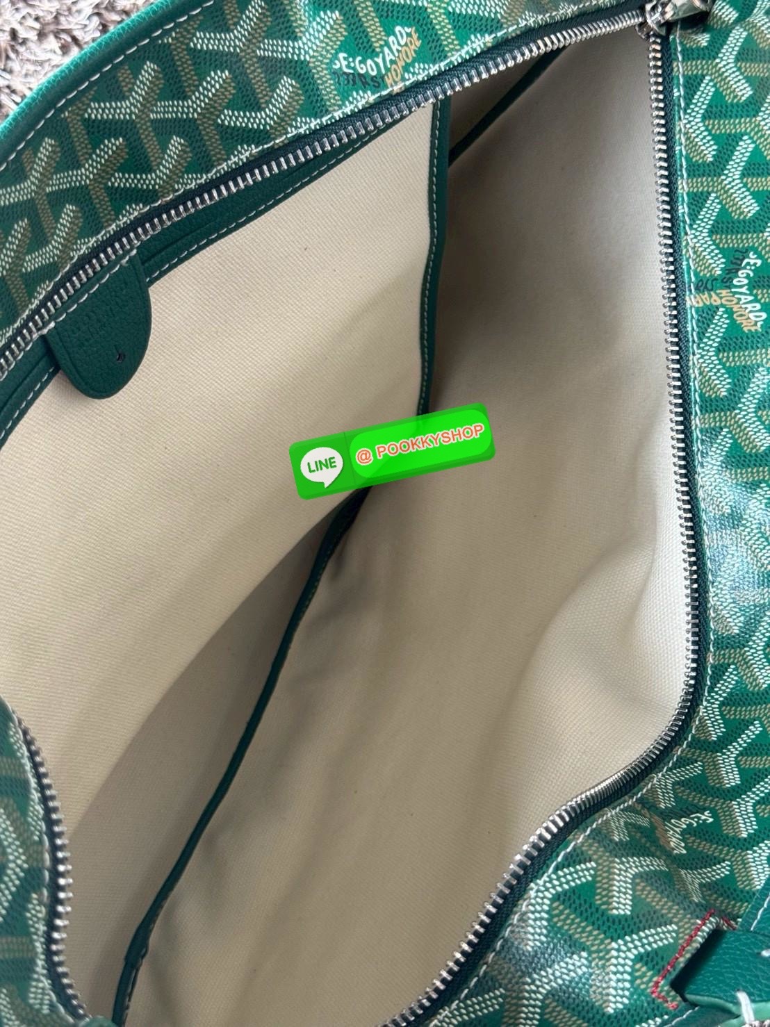 Goyard Artois MM Bag กระเป๋า Artois MM เป็นกระเป๋าที่มีซิปด้านบนเพิ่มคงามปลอดภัย ภายในพื้นที่กว้างเพื่อจัดระเบียบข้าวของของคุณ มันโดดเด่นด้วยฐานด้านล่างทั้งสองมุมเย็บต่อด้วยหนังใช้งานในแบบทางการหรือกึ่งทางการก็ได้