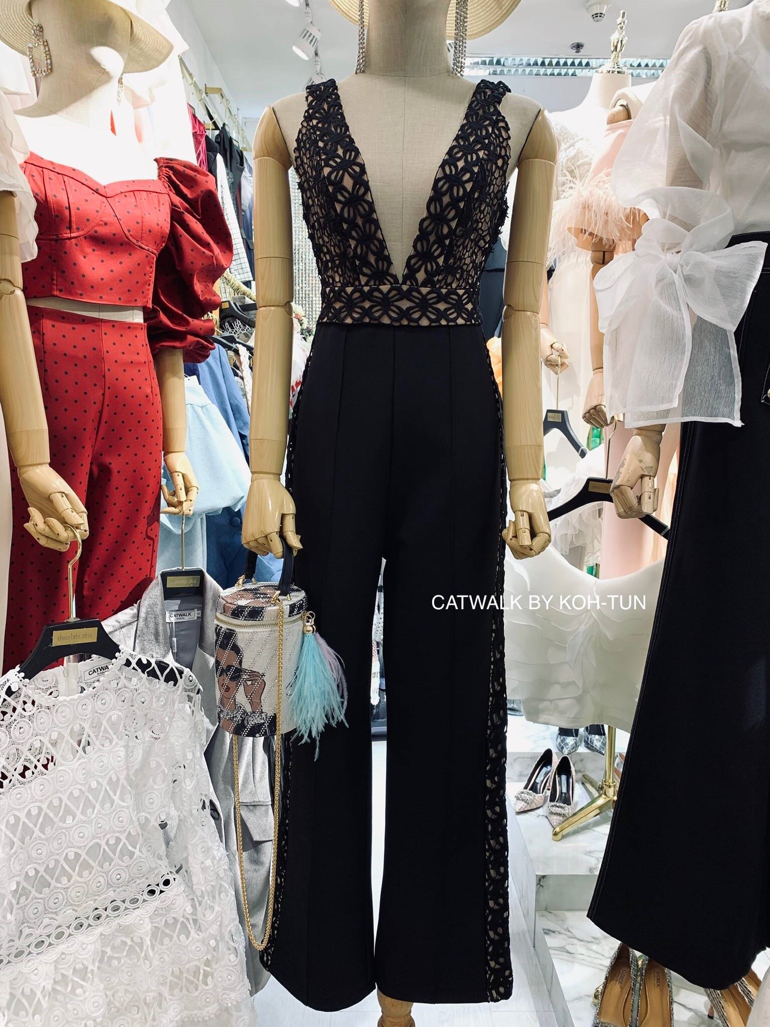 จั๊มสูทแฟชั่น จั้มสูทแต่งลูกไม้คอวี เนื้อผ้าเกรดเอเป็นทรงสวย ใช้ผ้าลูกไม้ทอลายสวย