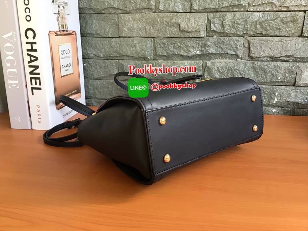 New Collection!!! LYN CROSSBODY BAG กระเป๋าสะพายไหล่ / กระเป๋าถือ ทรงปีกคอลเลคชั่นใหม่ สีทูโทน สวยโดดเด่น(!!)มาพร้อมกับรูปทรงดีไซน์สุดคลาสสิค ตกแต่งด้านหน้าห้อยพวงกุญแจ Lyn สุดเก๋ มาพร้อมกับสายสะพายยาวปรับระดับได้ เปิดปิดด้วยซิป ภายในโล่งกว้าง แยกเป็นสัดส